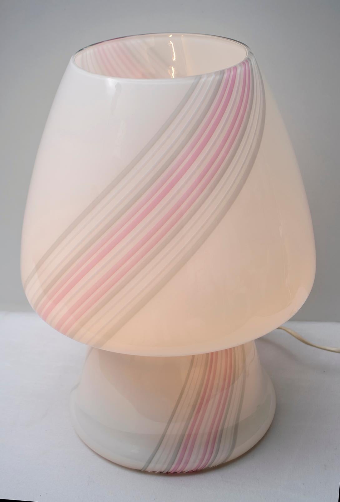 Grande lampe de table en forme de champignon, fabriquée à la main par les maîtres de Murano, en verre Murano 