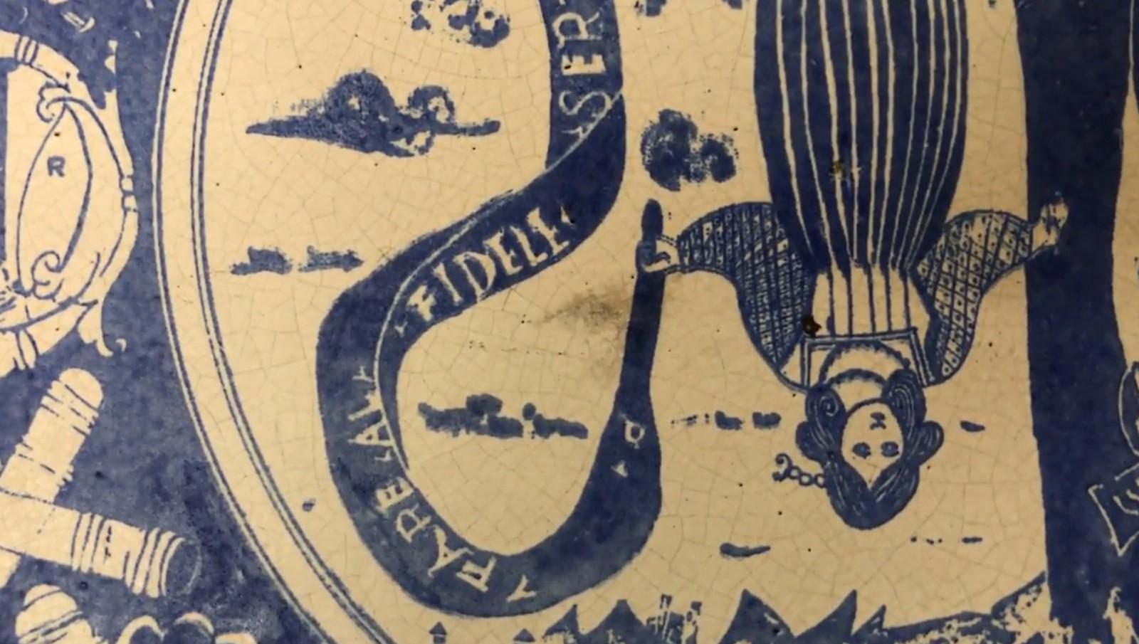 Plato de cerámica de encantamiento, 1900 en venta 7