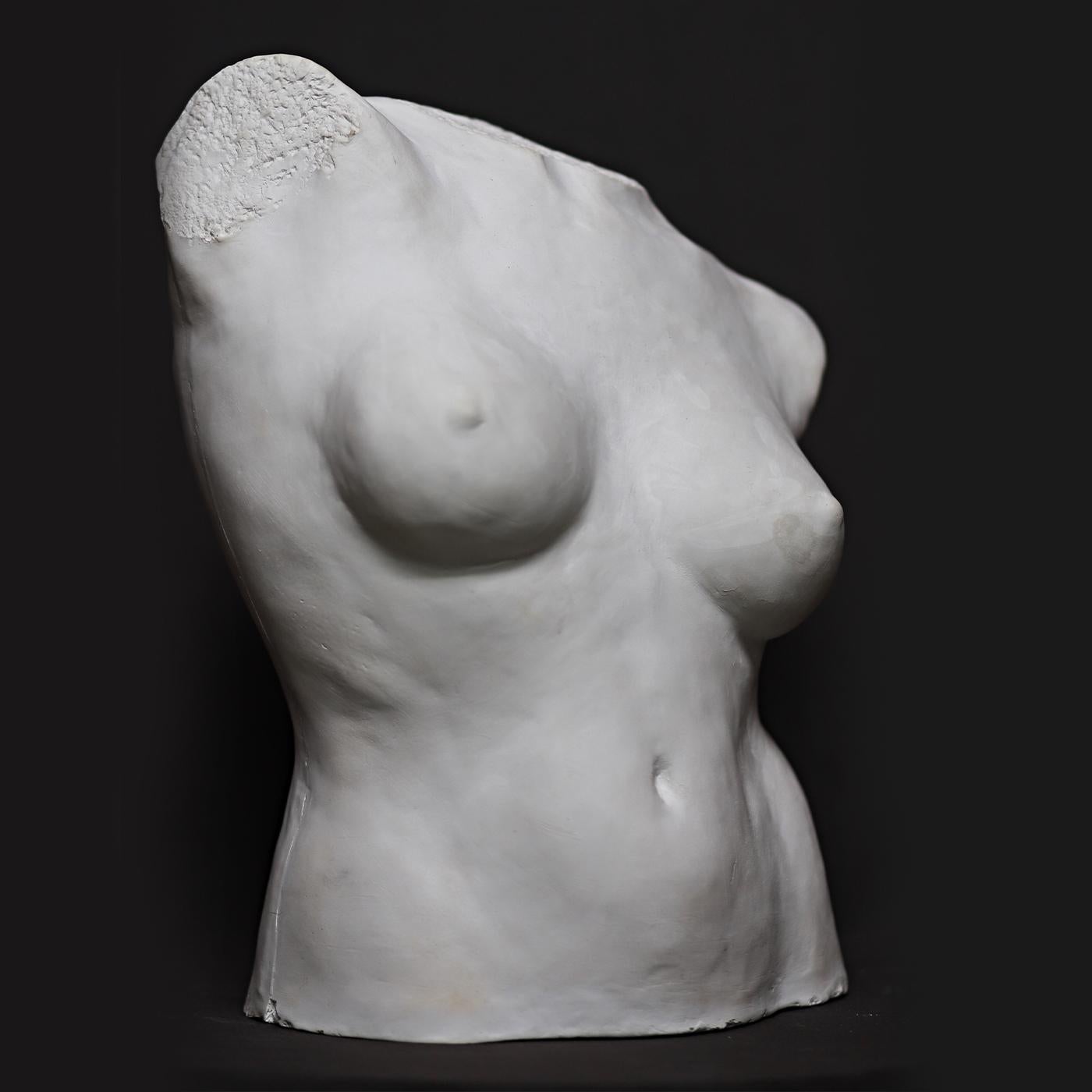 Cette glorieuse œuvre d'art du sculpteur Raffaello Romanelli est une sculpture originale et singulière réalisée à la main en gypse. Elle représente le buste d'une femme nue, empreint d'un grand dynamisme et d'un mouvement sinueux. Une pièce de