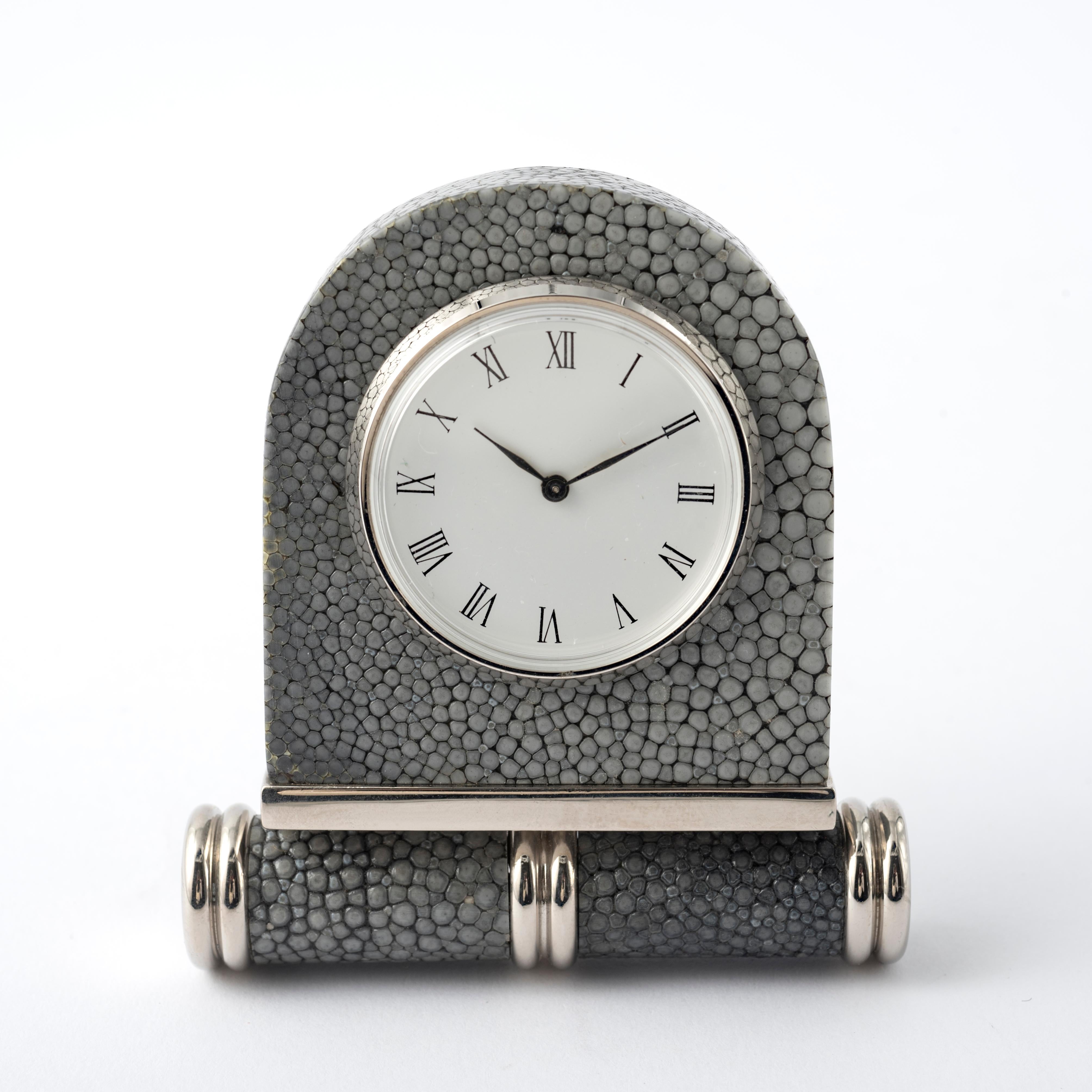 Discover the timeless elegance of the INCANTO table clock, a refined piece of furniture that combines modern design and fine details. 
Made with masterful craftsmanship, it is distinguished by its upholstery in genuine shagreen leather, also known