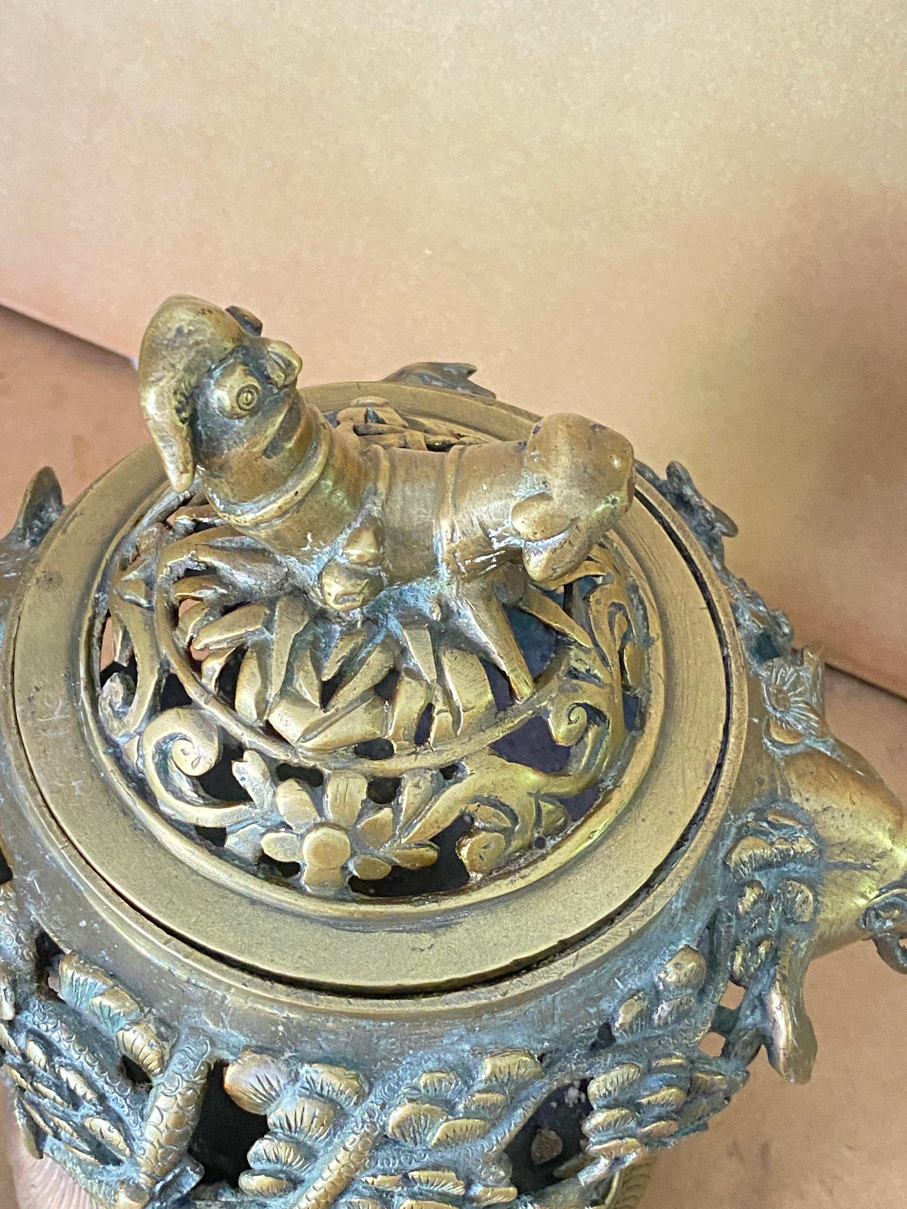 Brûleur d'encens, en bronze. Il a été fabriqué en Chine au 20ème siècle. On peut remarquer des éléphants, des chauves-souris et des pins comme décoration. Il se démonte en trois parties, et peut bien sûr être utilisé pour toutes sortes de choses,