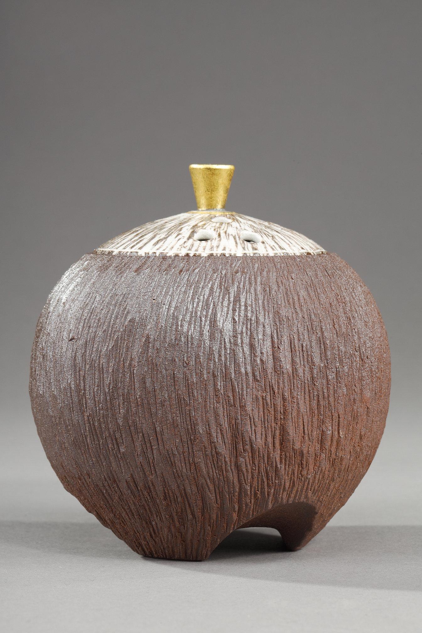 A two-tone spherical incense burner. The 9-hole lid in grey-white glazed stoneware with gilded handle. The main body in glazed, veined earthenware. Made by master Katsuyoshi Kotoge (called Tanyama), born in 1946 in Himeji, Japan. Trained by his