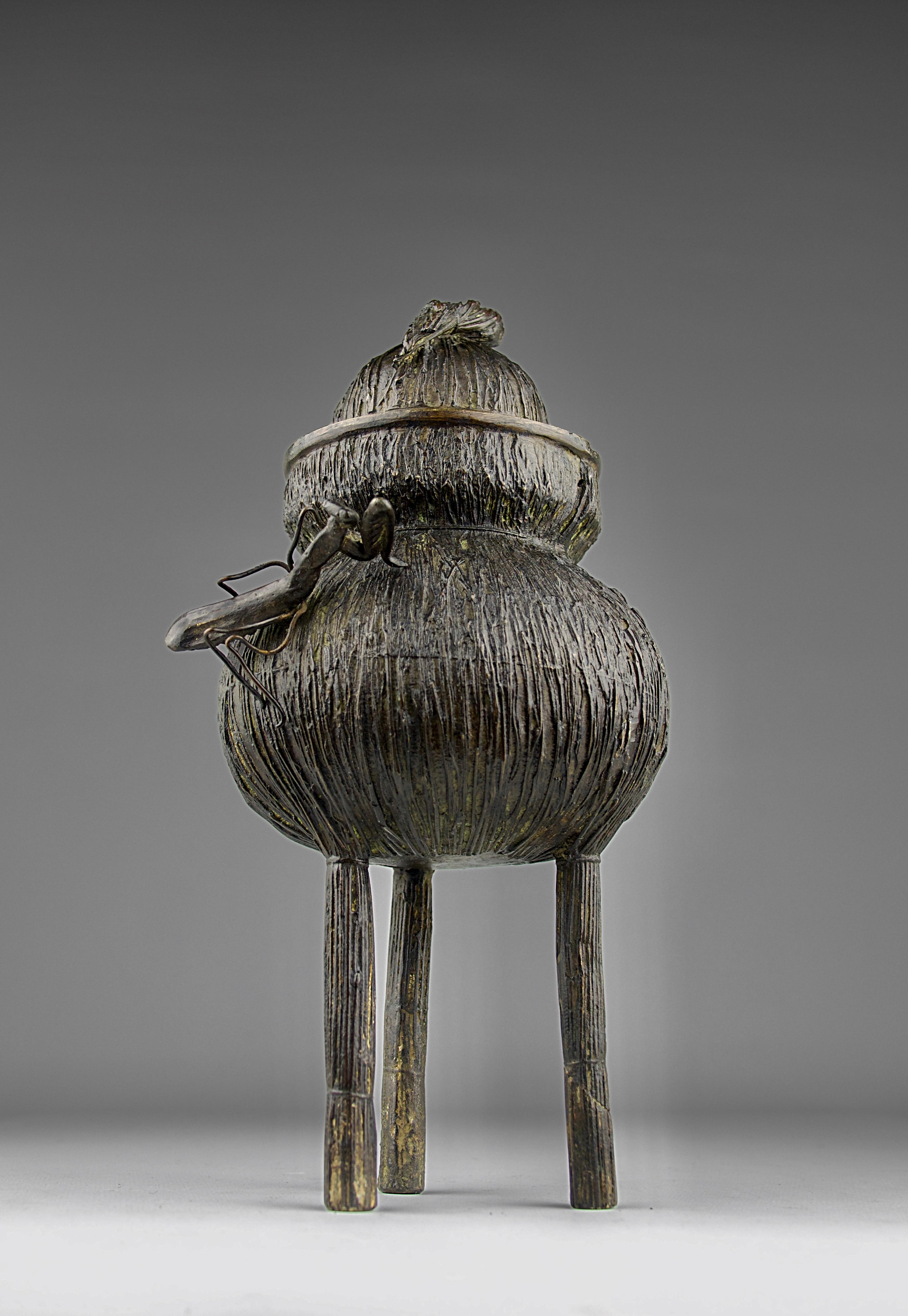 Magnifique brûleur d'encens en forme de panier de paille avec une mante religieuse assise sur le dessus. Bronze, Japon 19ème siècle.

Bon état, oxydation, il manque une patte à la mante religieuse.

Dimensions en cm ( H x L x l ) : 26 x 14,5 x