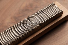 Porte-encens moderne en bois d'orme et moulage de bronze vieilli par Alabama Sawyer