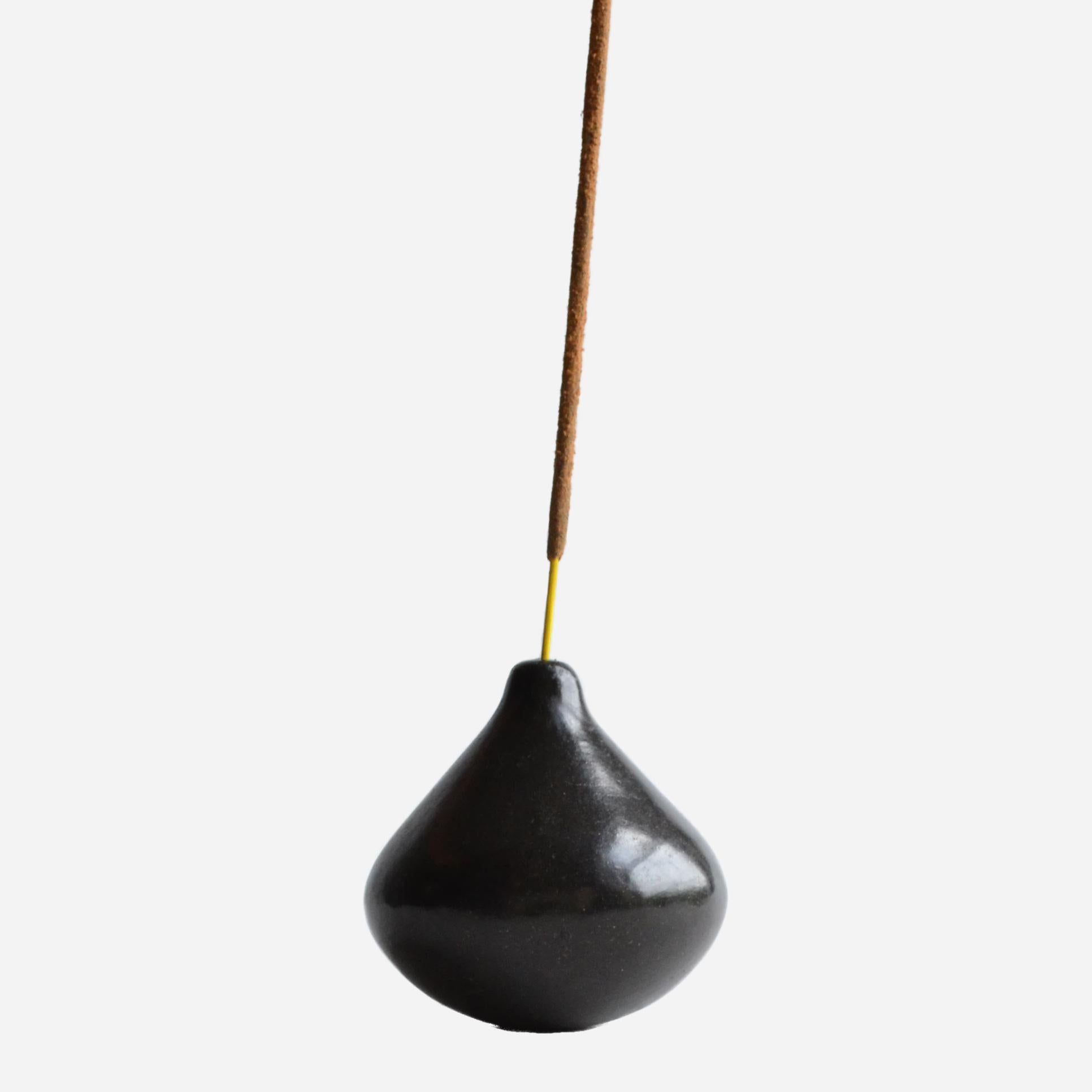 The Pera sculpture explores the beauty of the material and artisanal work to perfume the air in a subtle shape that enhances the delicate incense stick shape.

The texture, colour and shine is remarked in a small piece with organic shape, easy and