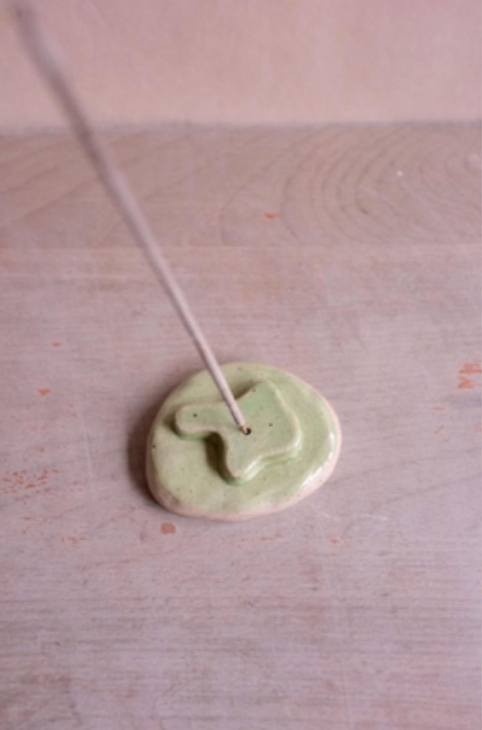 ?Title : Incense holder, stone with shape white speckled clay with pastel green glaze
2021s / Belgium
Size : W 60 D 70 x H 15 mm
Artist : Sigrid Volders


[Sigrid Volders]
Based in Antwerp, Belgium, she works vigorously as a ceramic artist,
