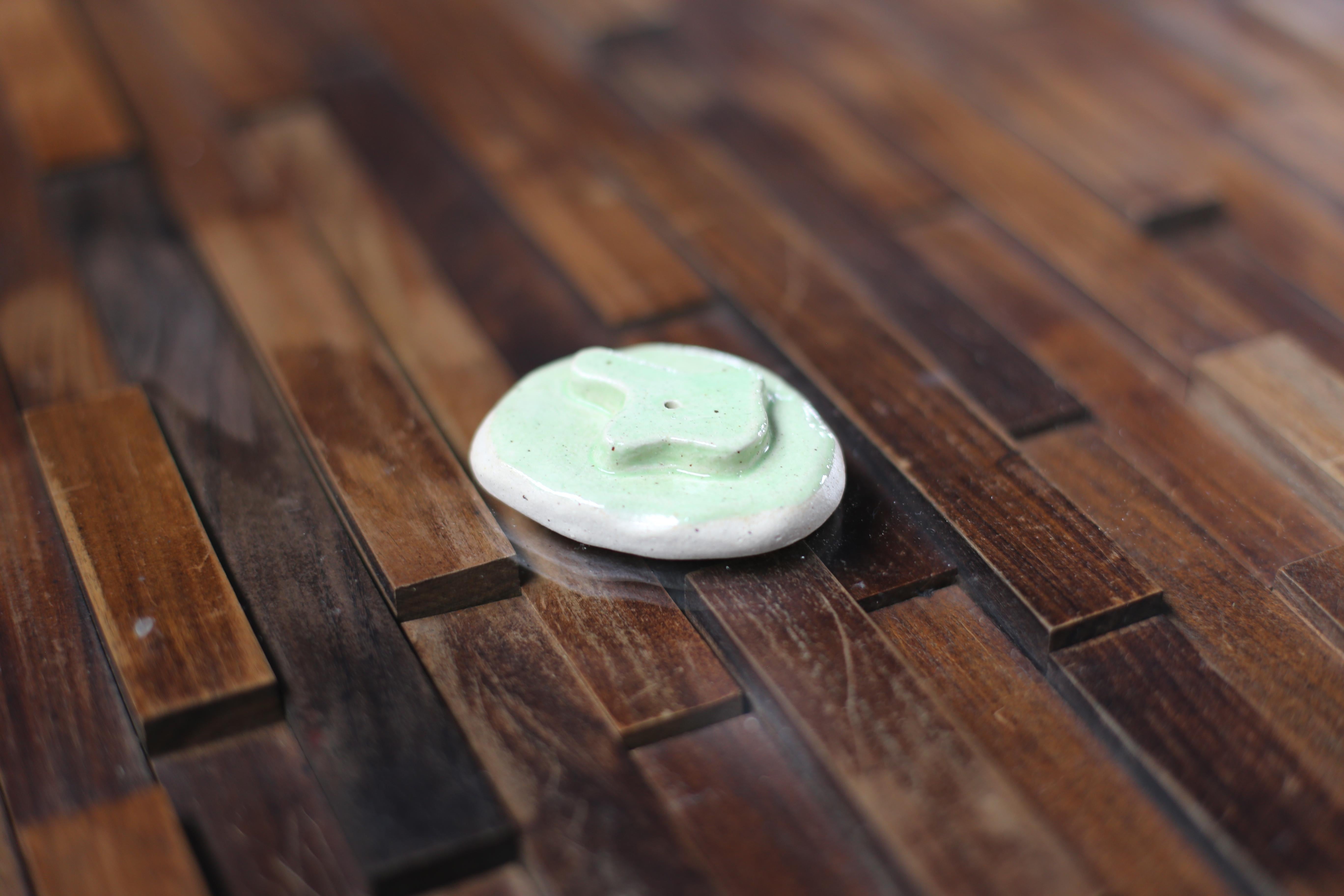 Portaincienso, Piedra con forma Arcilla moteada blanca con vidriado verde pastel Hecho a mano