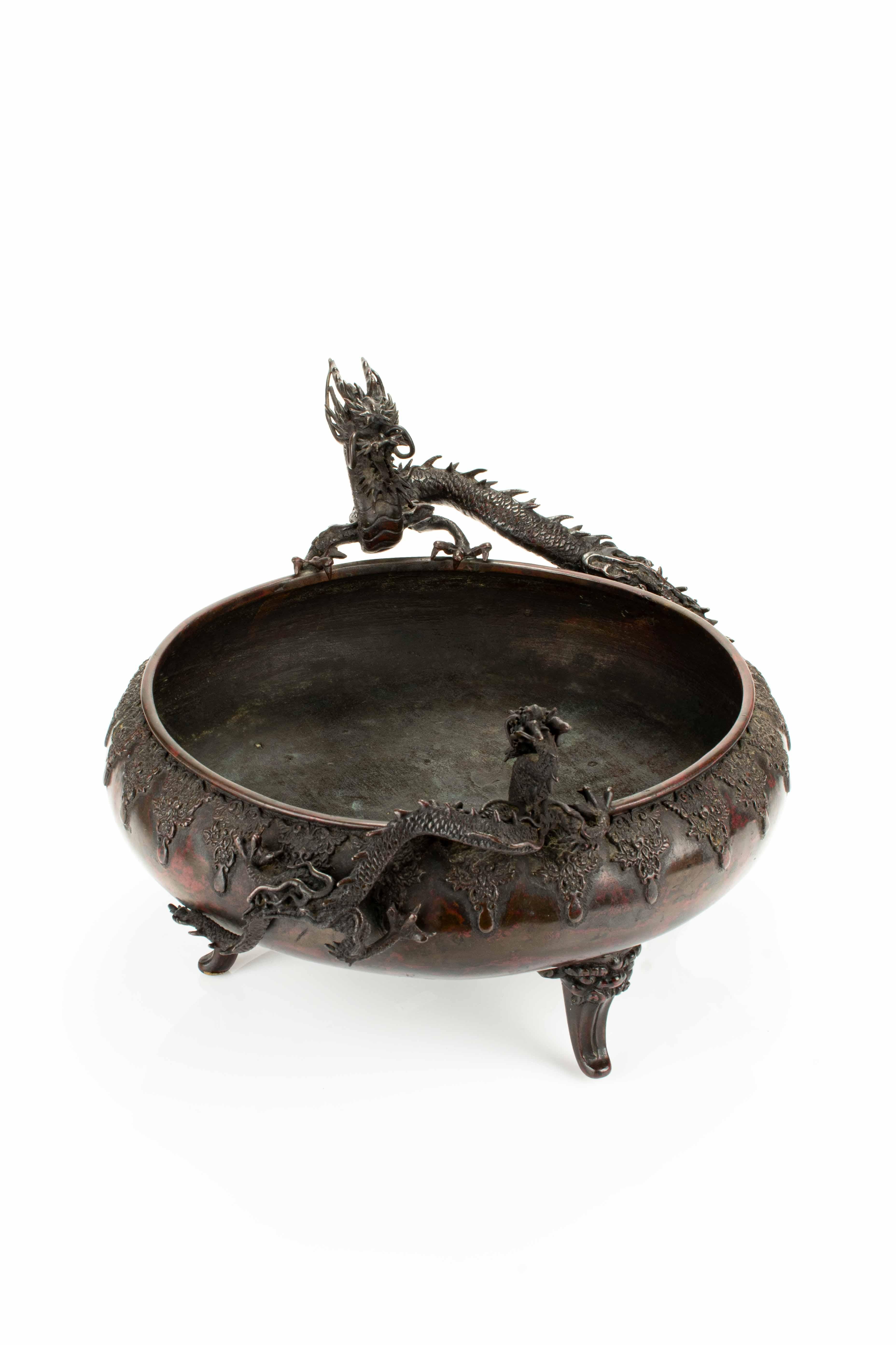 Tisch-Räuchergefäß aus Bronze mit dunkler Patina und rötlichen Reflexen, mit einem dreidimensionalen Reliefdekor, das zwei unterschiedlich große Drachen darstellt, die aus der Oberfläche herausragen. Signiert 