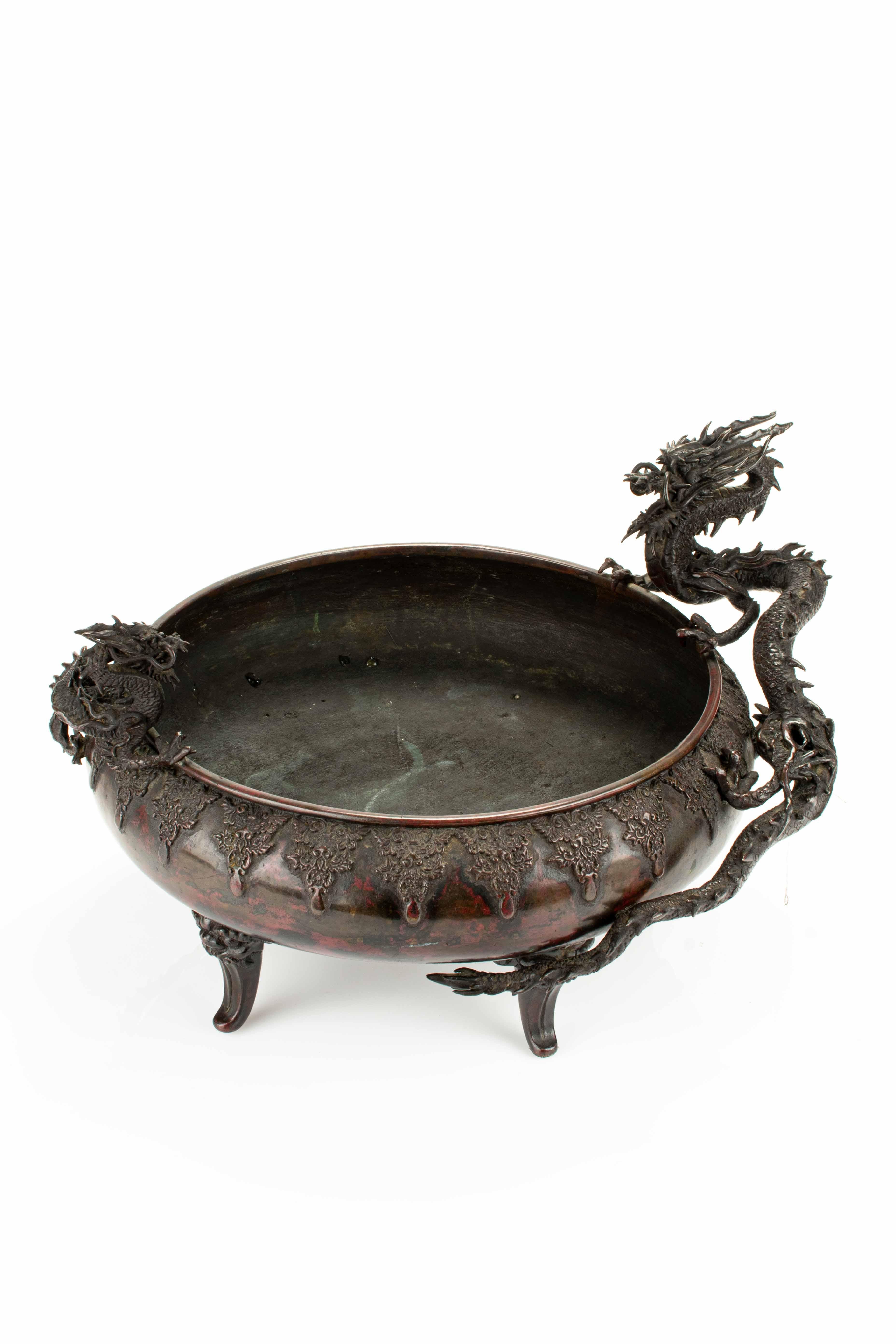 Tisch-Räuchergefäß aus Bronze mit dunkler Patina, zwei Drachen darstellend (Metallarbeit)