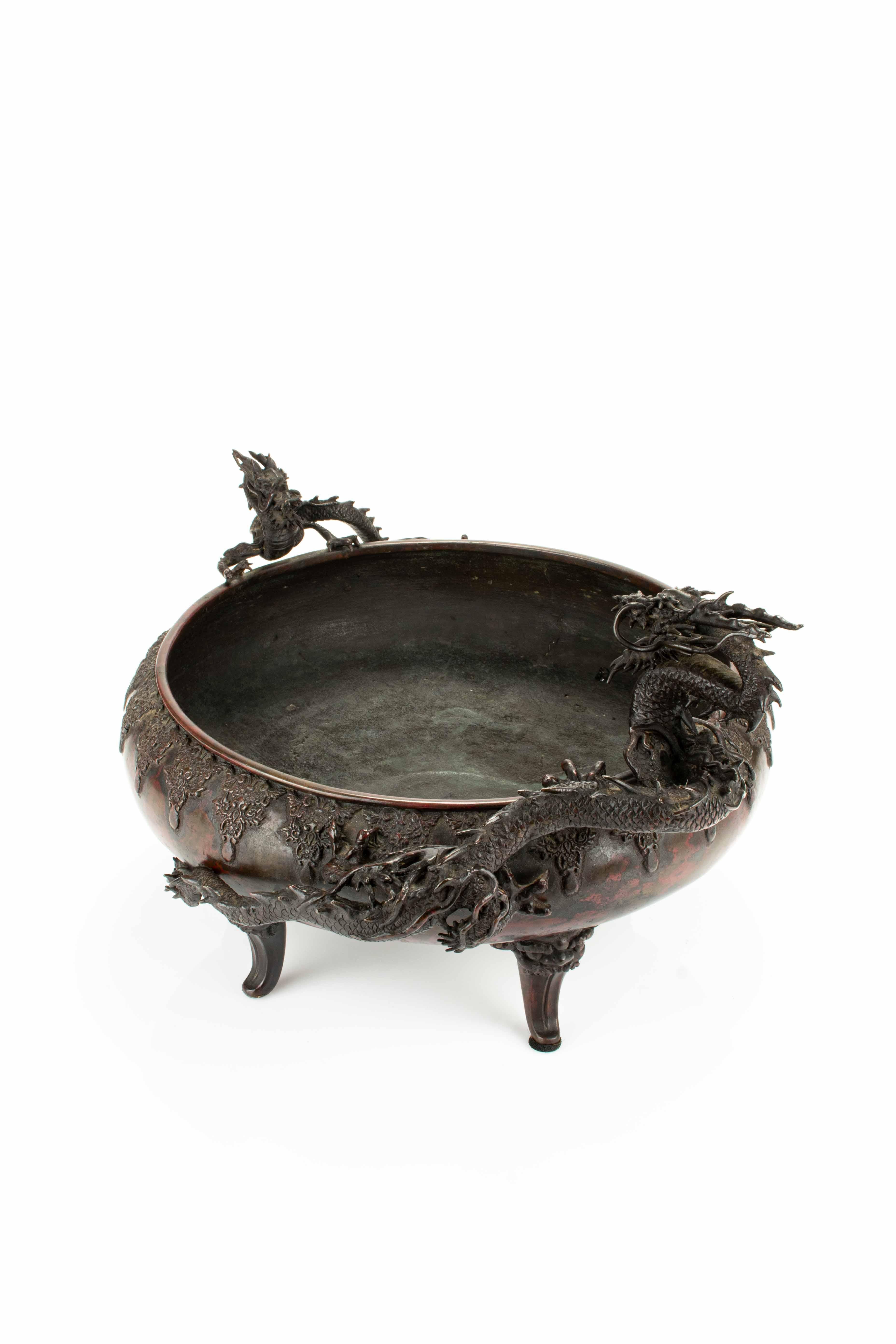 Tisch-Räuchergefäß aus Bronze mit dunkler Patina, zwei Drachen darstellend im Zustand „Hervorragend“ in Milano, IT