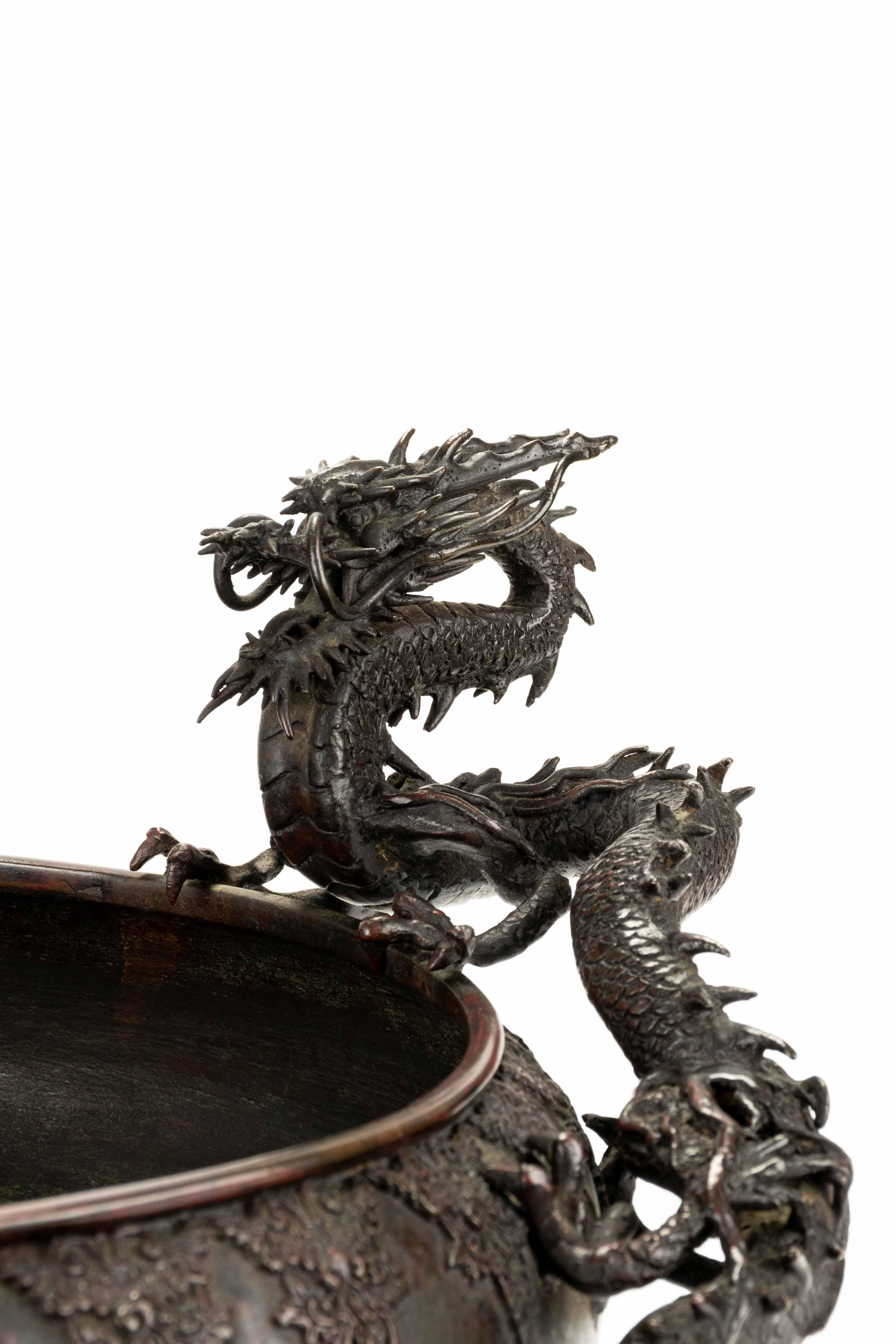Tisch-Räuchergefäß aus Bronze mit dunkler Patina, zwei Drachen darstellend (19th Century)