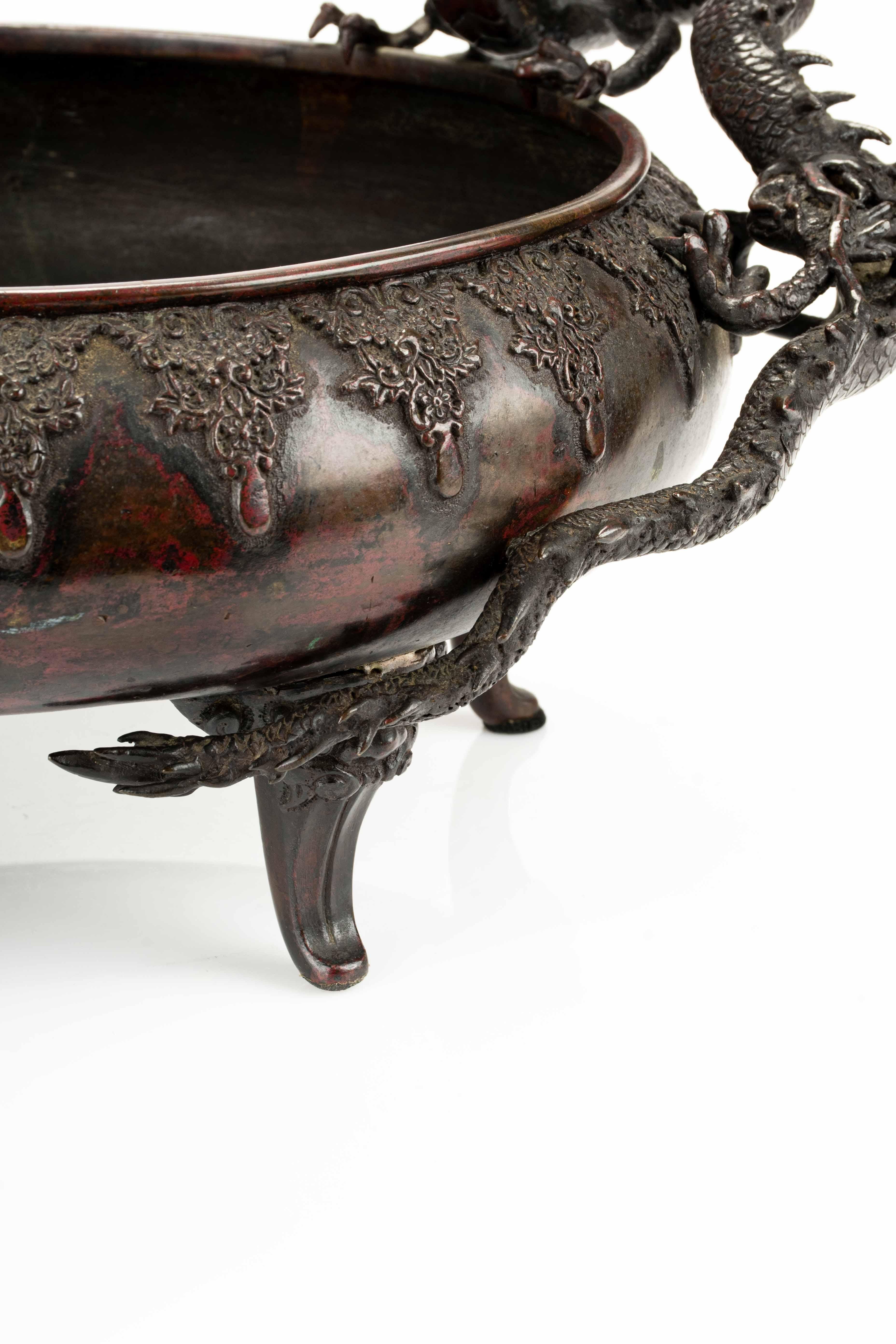 Tisch-Räuchergefäß aus Bronze mit dunkler Patina, zwei Drachen darstellend 1