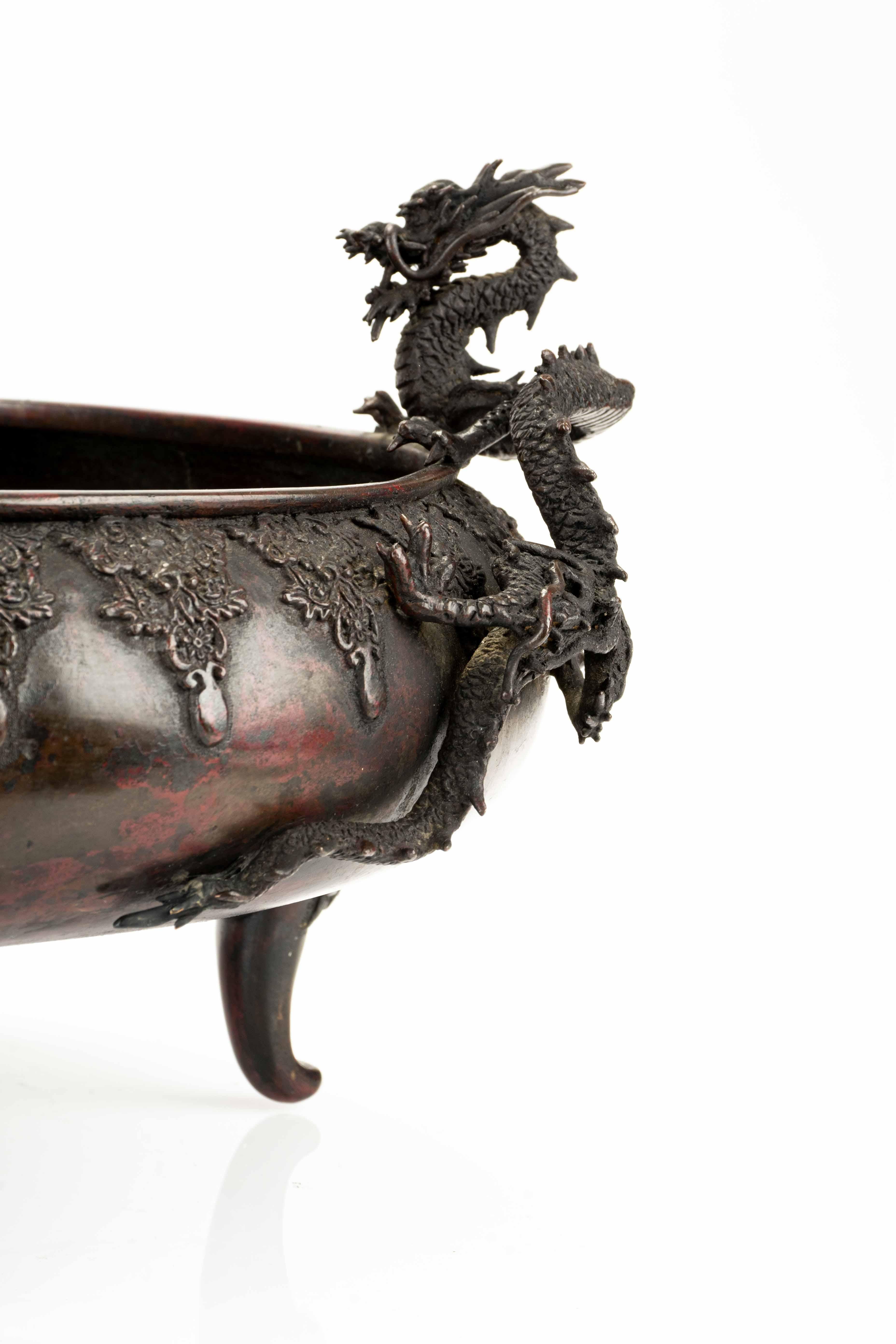 Tisch-Räuchergefäß aus Bronze mit dunkler Patina, zwei Drachen darstellend 2