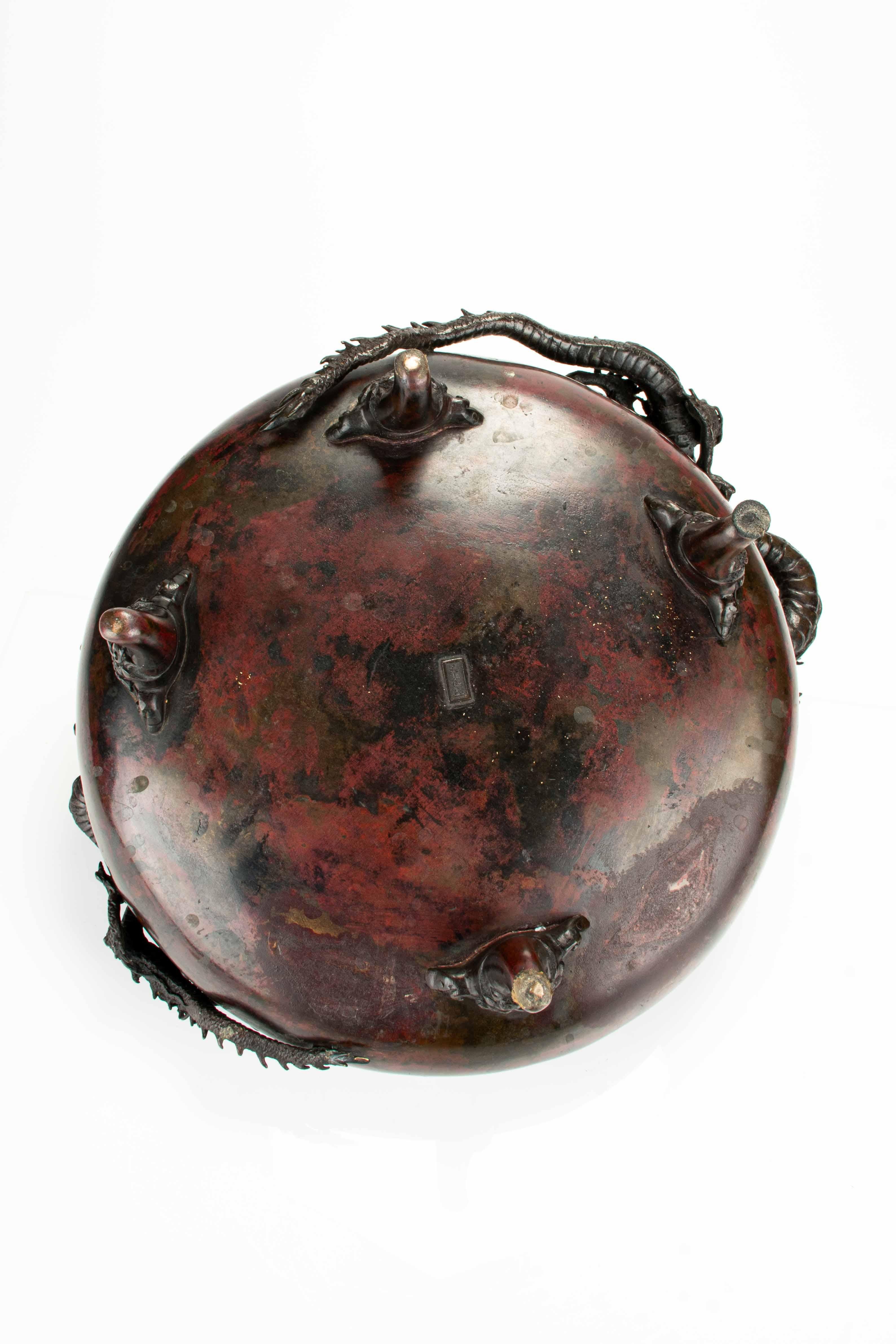 Tisch-Räuchergefäß aus Bronze mit dunkler Patina, zwei Drachen darstellend 3