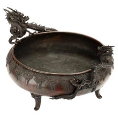Incensario de mesa de bronce con pátina oscura que representa dos dragones