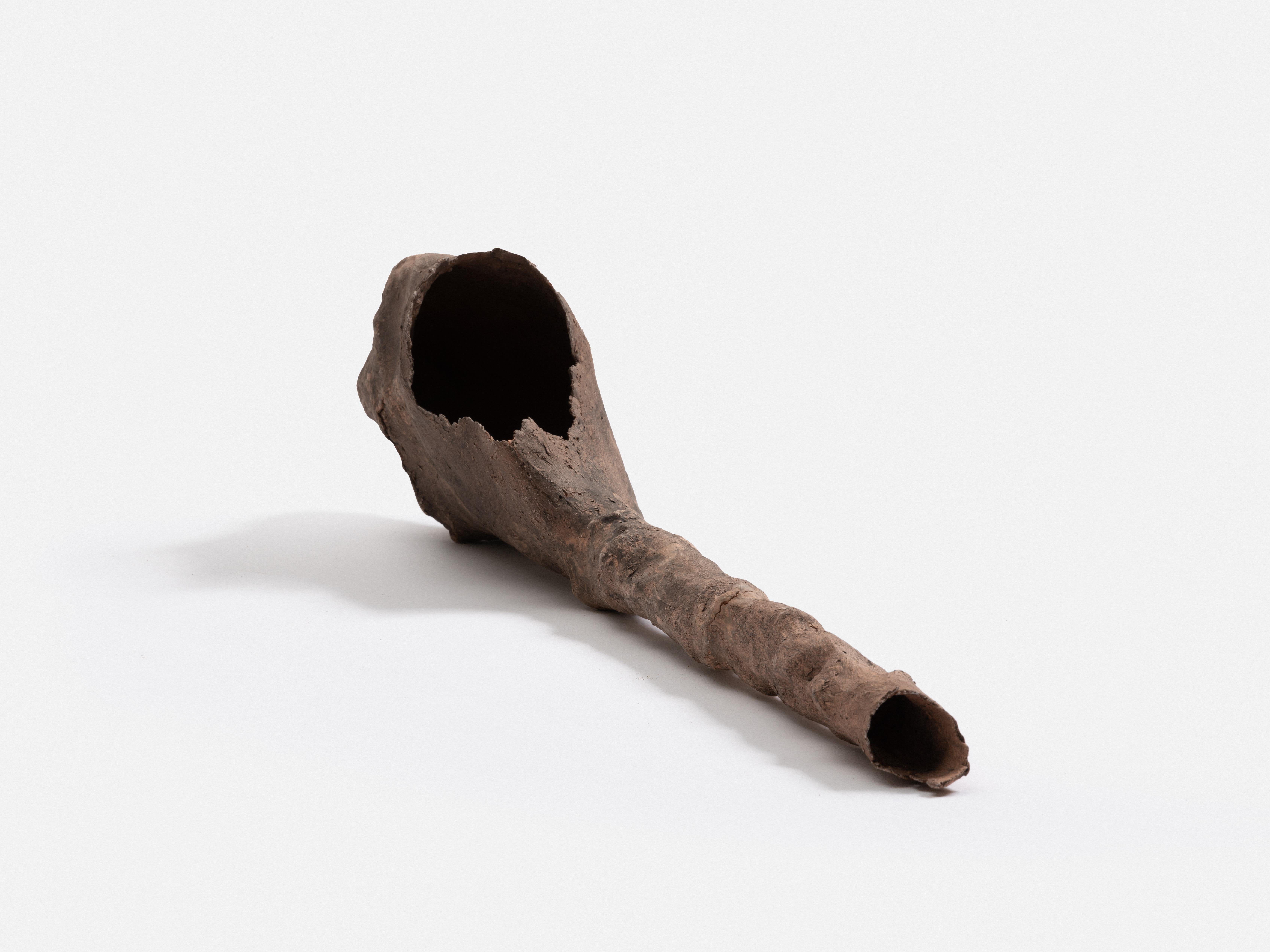 Incent Vessel di Edie Xu
Dimensioni: L 90 x P 24 x H 12 cm.
Materiali: Terracotta, Metallo. 

L'incenso viene posto all'interno del vaso, il fumo viene vaporizzato dal tubo superiore e scolpito dalla forma del vaso.

Edie Xu è nata a New York e si è