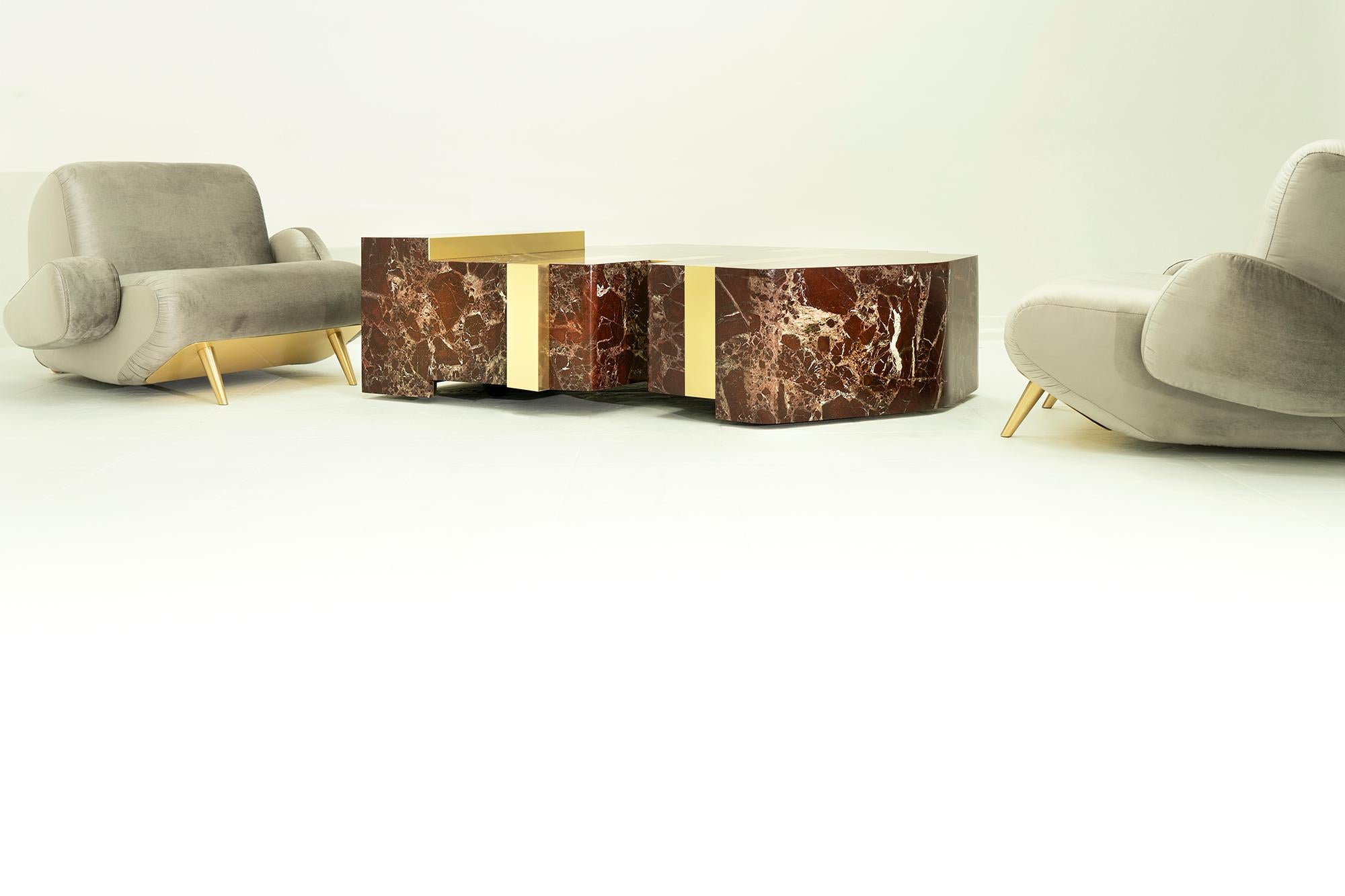 Poli Fauteuil Inception, 21e siècle Grand fauteuil contemporain en velours et laiton en vente