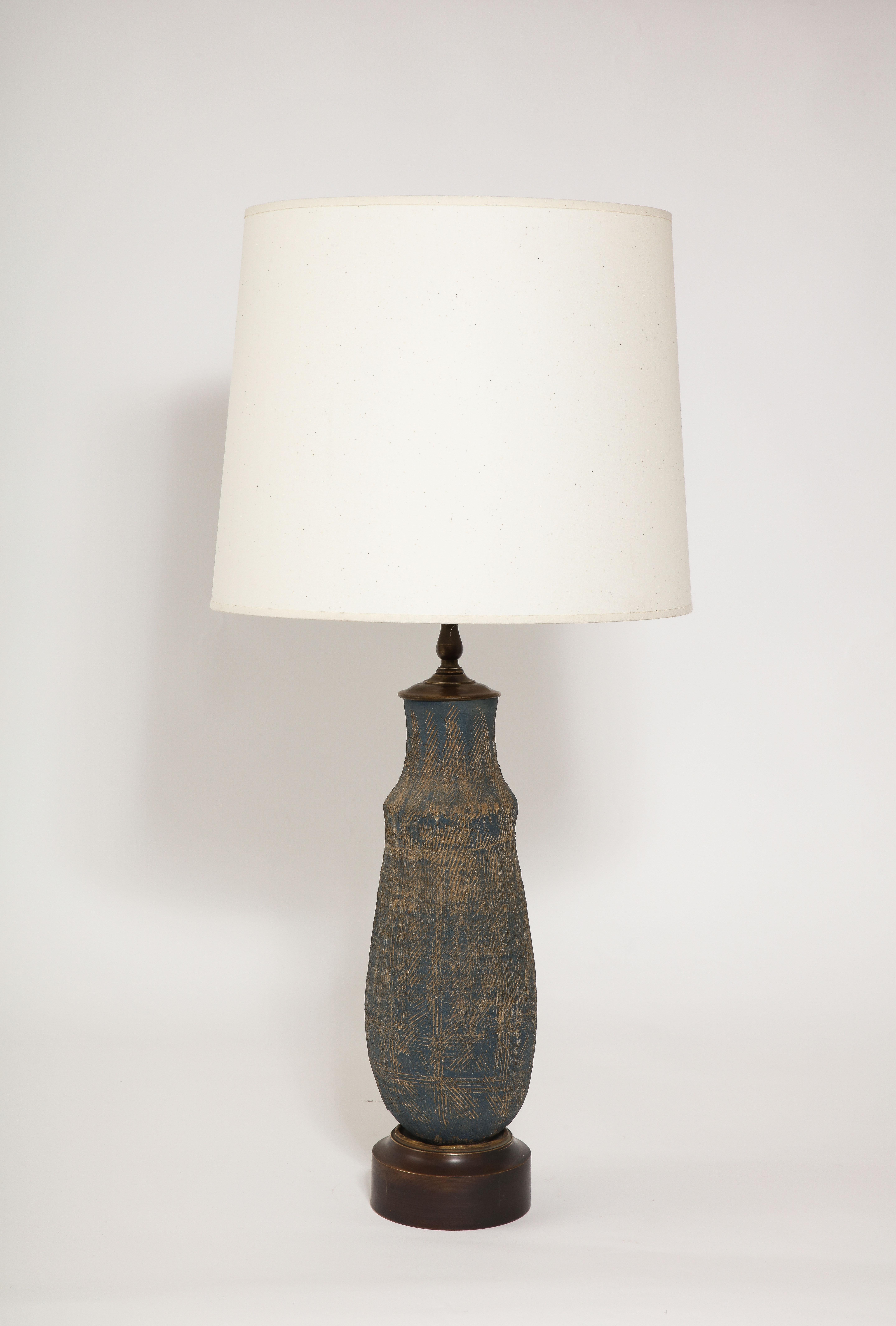 Incised Ceramic Table lamp, USA 1950's For Sale 4