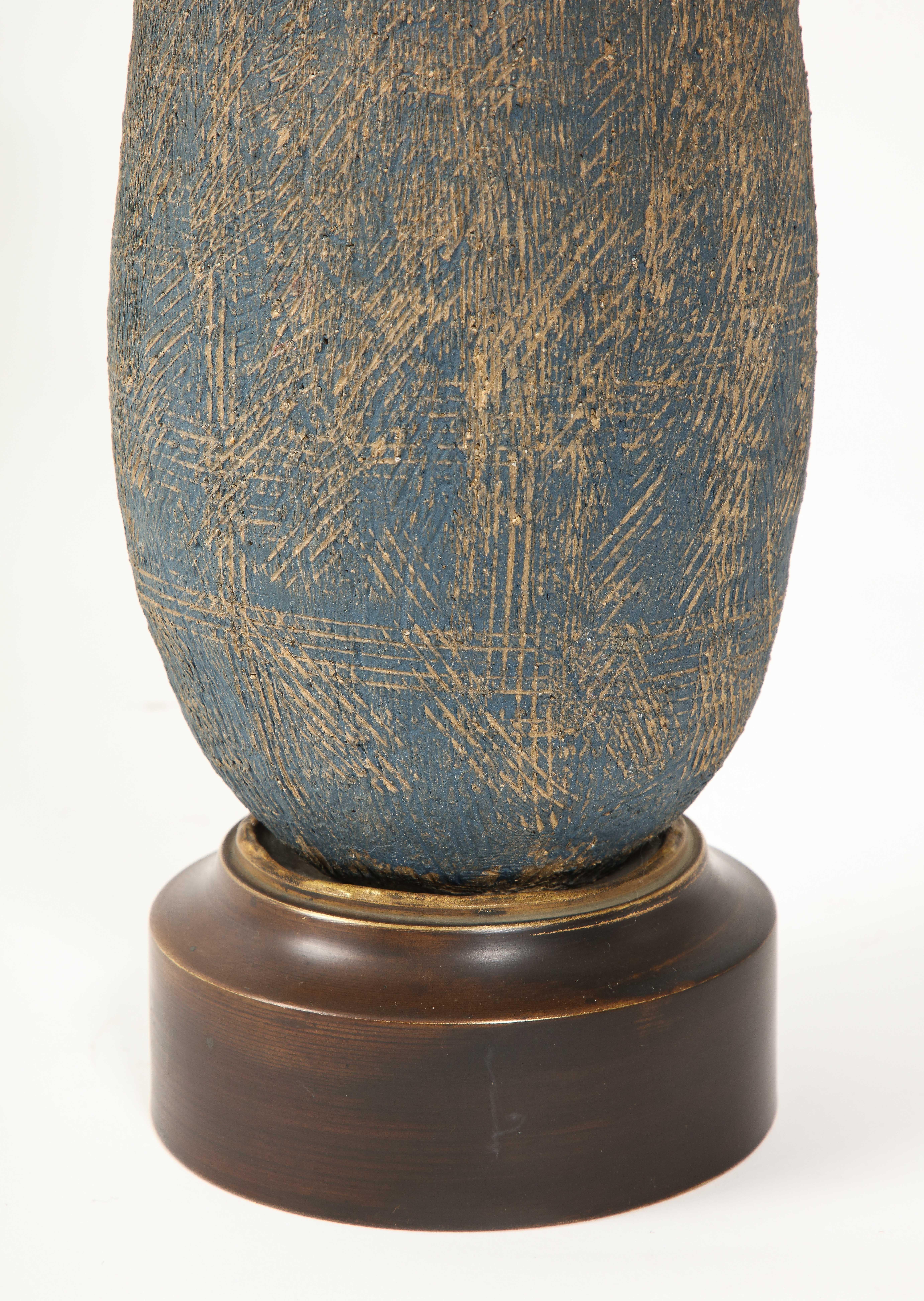 Incised Ceramic Table lamp, USA 1950's In Good Condition For Sale In New York, NY