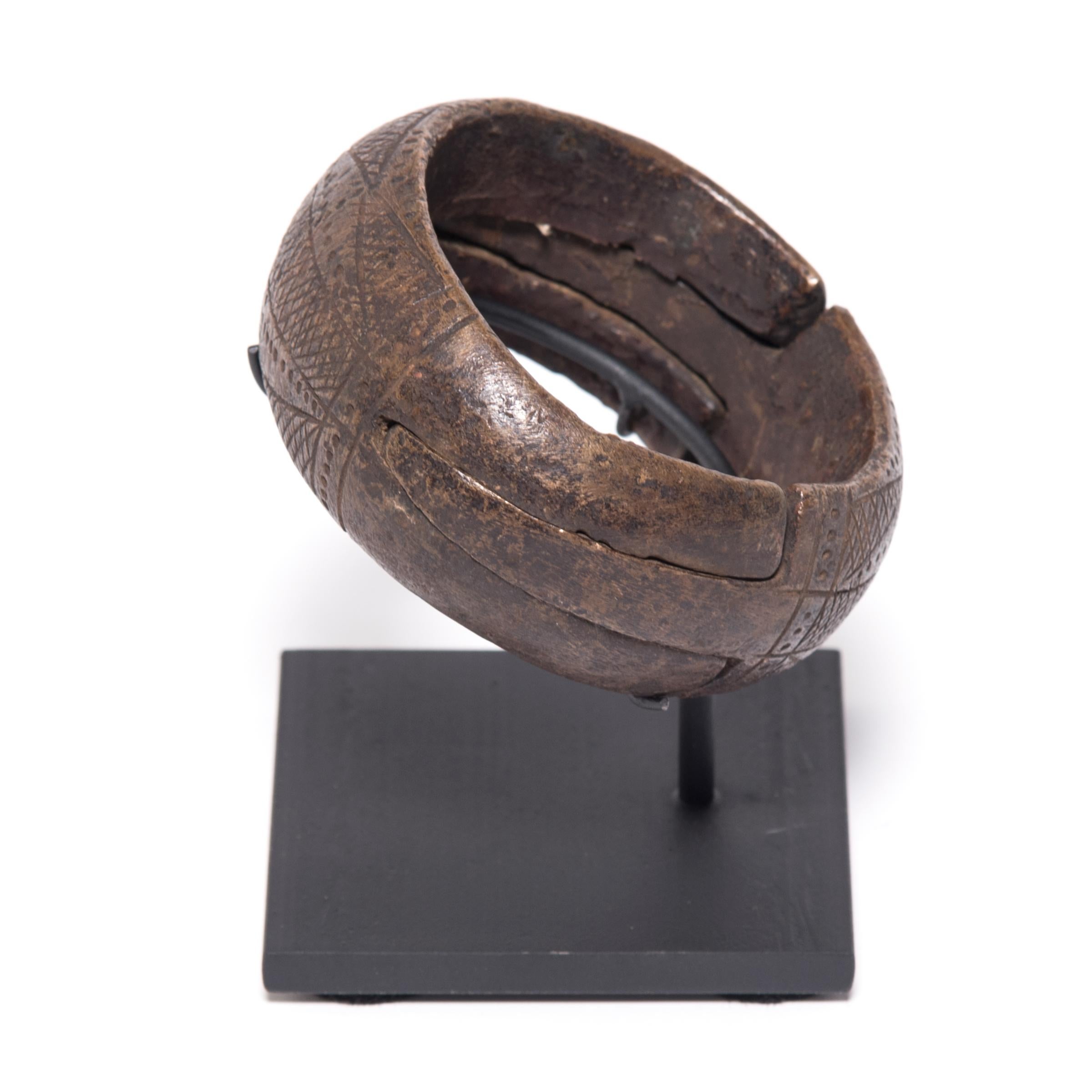 La texture et la forme traditionnelles définissent cet objet sculptural en cuivre nigérien. La géométrie complexe a été obtenue grâce à un processus connu sous le nom de scarification. L'artisan traçait et retraçait méticuleusement ses sculptures