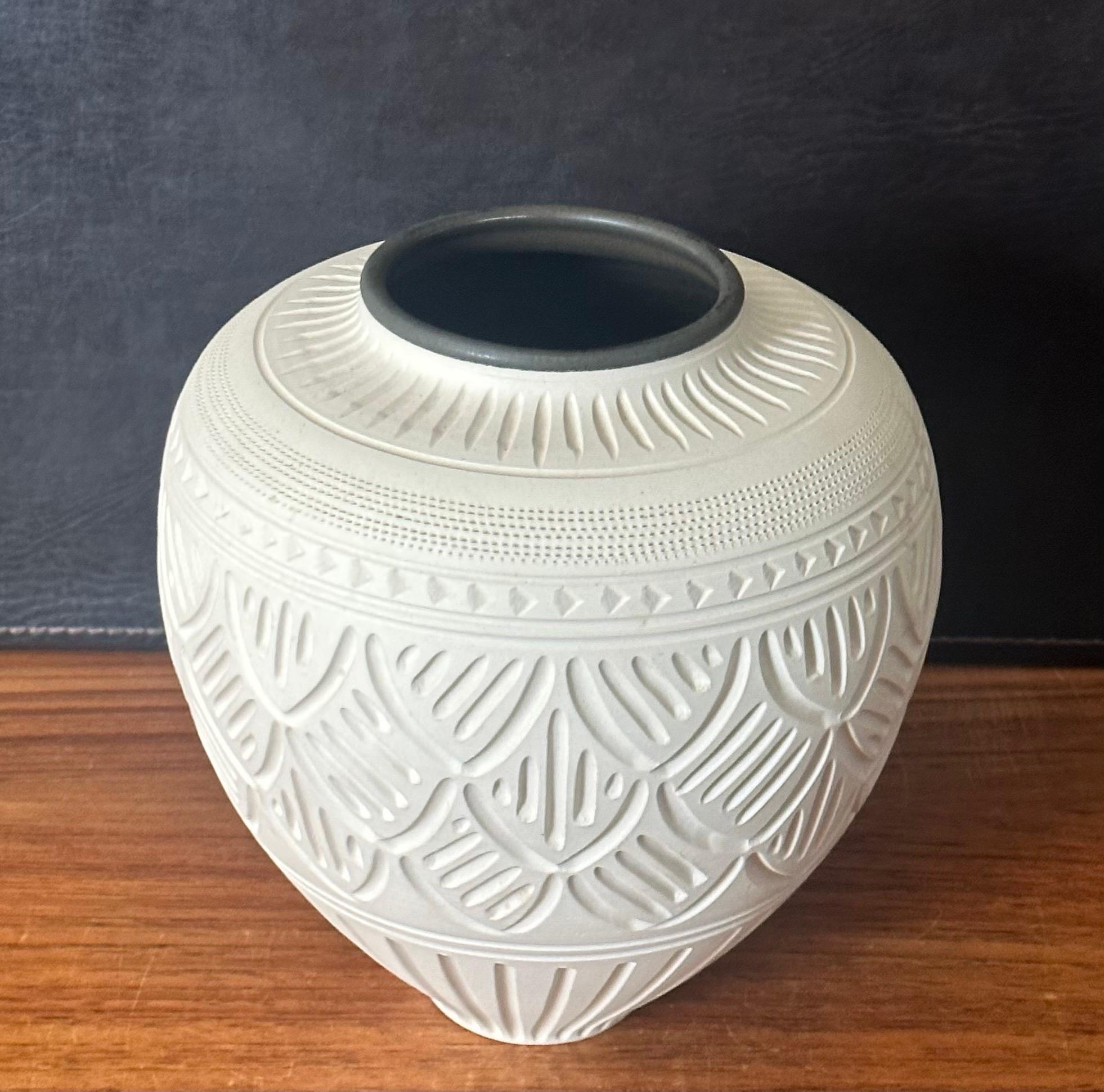 Incised Geometric Design Bisque Porcelain Vase by Nancy Smith In Good Condition For Sale In San Diego, CA
