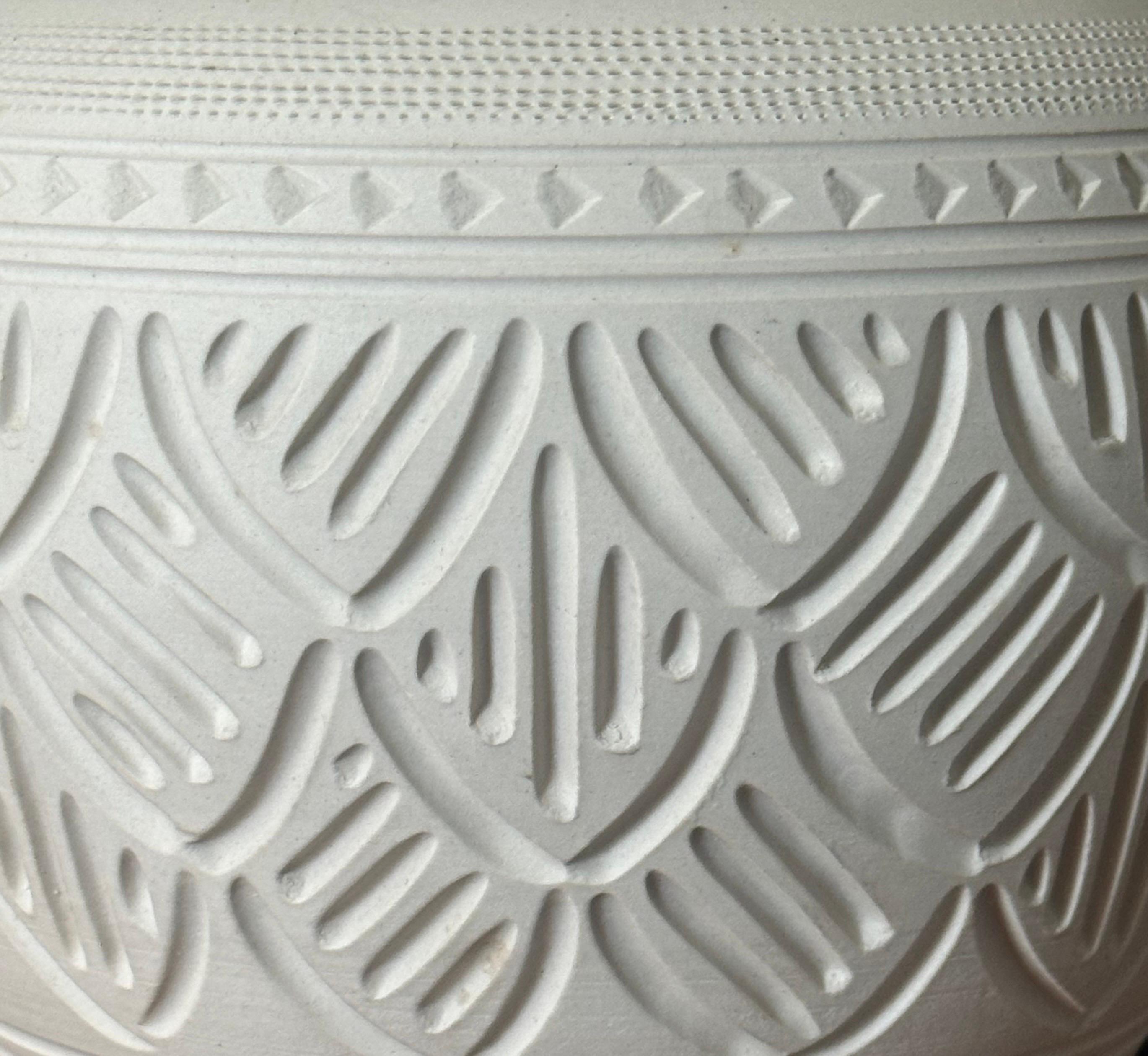 Biskuitporzellanvase mit eingeschnittenem geometrischem Design von Nancy Smith im Angebot 1