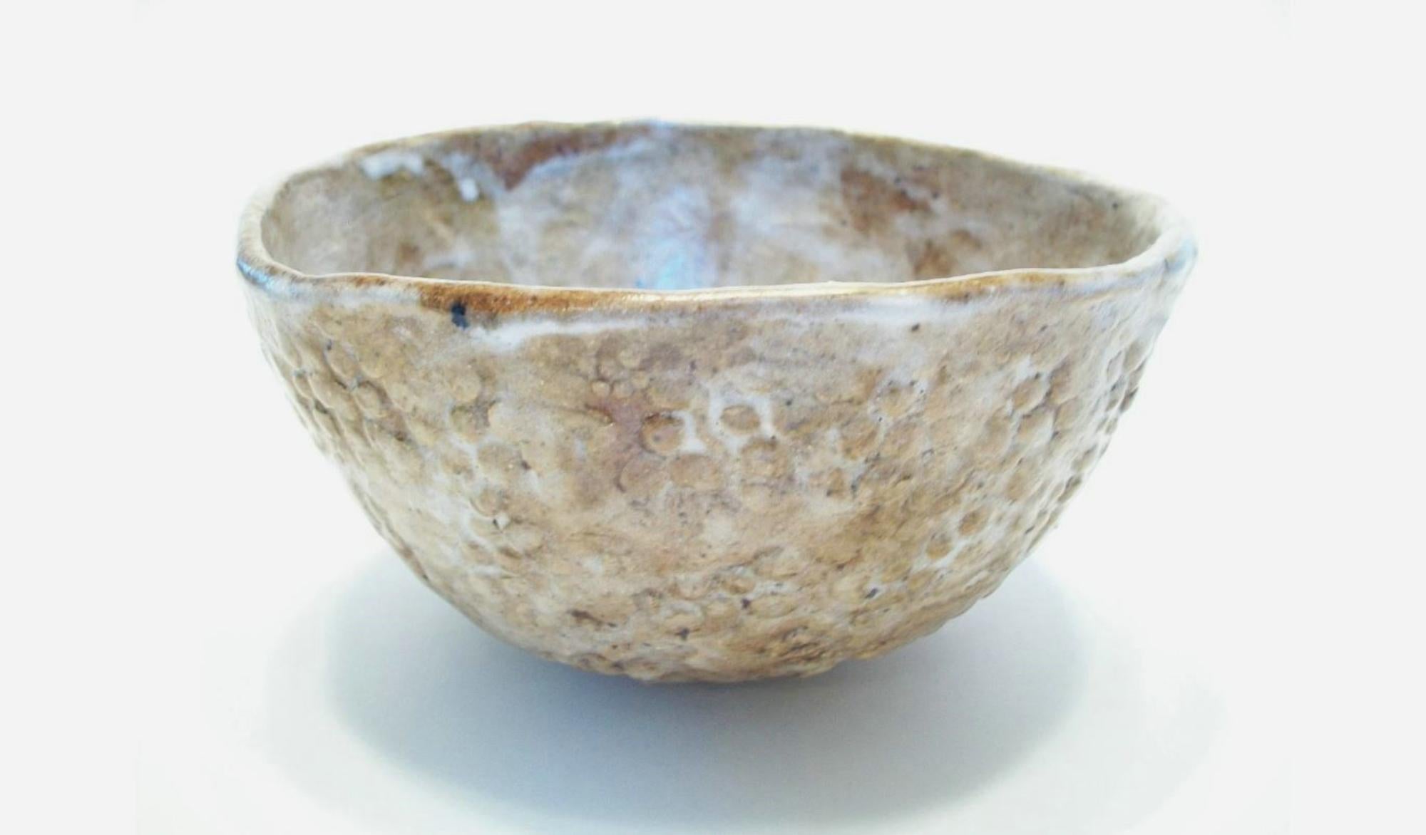 Bol vintage en poterie d'atelier incisé et émaillé - corps en terre cuite formé à la main - signé sur la base (artiste/potier non identifié) - Canada (probablement) - fin du 20e siècle.

Excellent état vintage - pas de perte - pas de dommage - pas