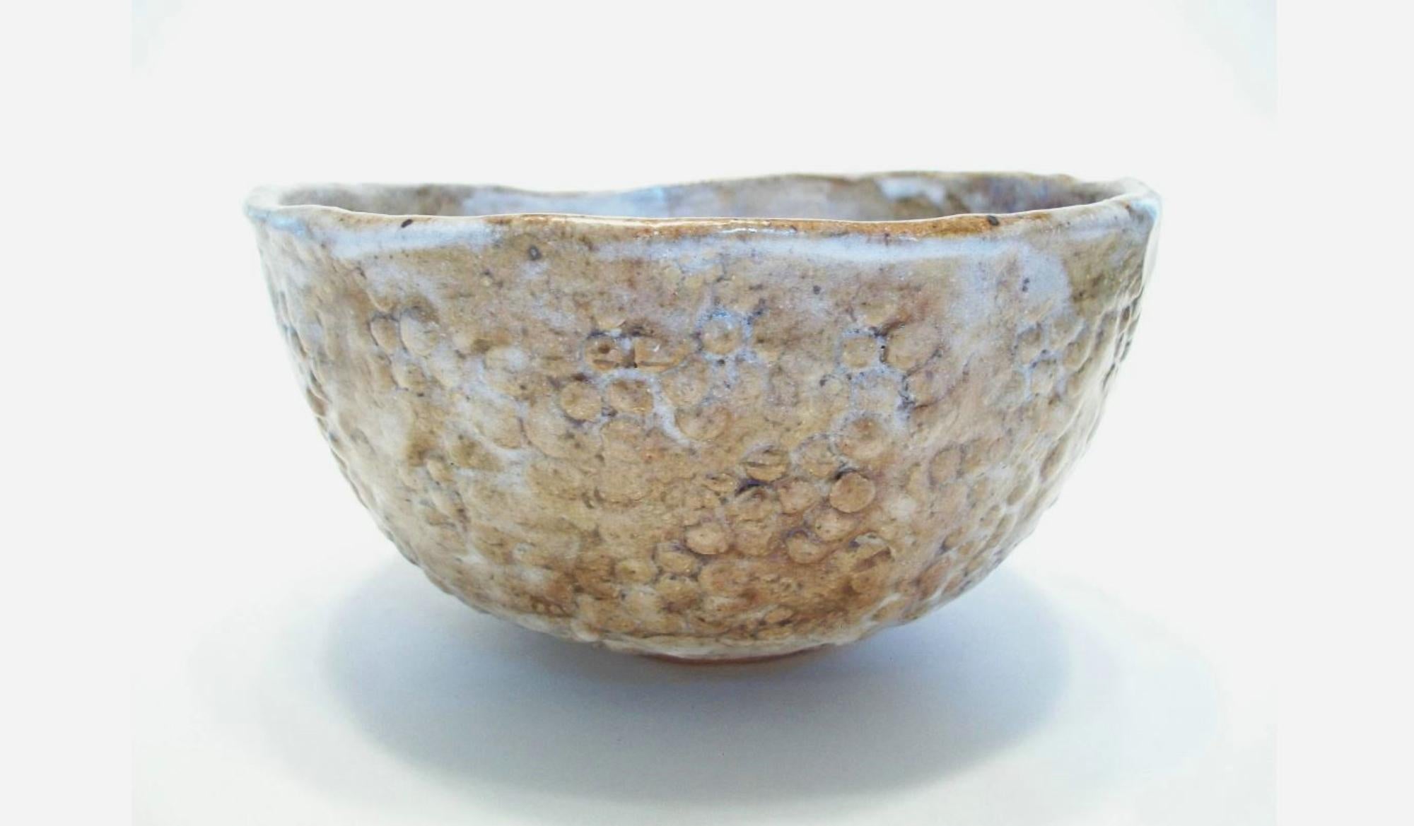 Bol incisé et émaillé en Studio Pottery - Formé à la main - Signé - Fin du 20th Siècle Bon état - En vente à Chatham, ON