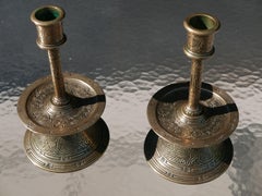 Paire de chandeliers incisés en bronze ottoman du XVIIe siècle