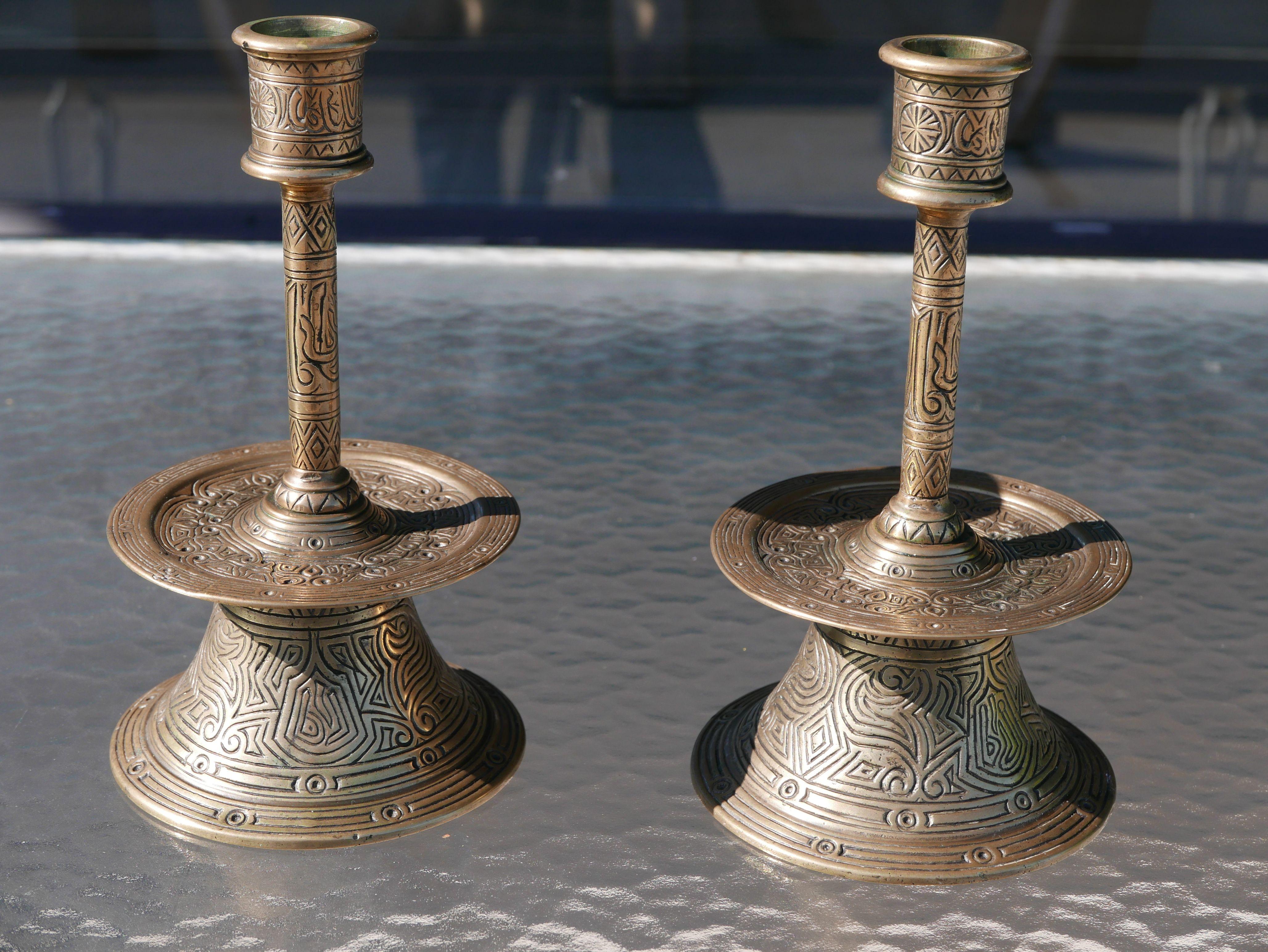 Ein Paar Ottomane-Kerzenständer aus Bronze des 17. Jahrhunderts, eingeschnitten (Maurisch) im Angebot