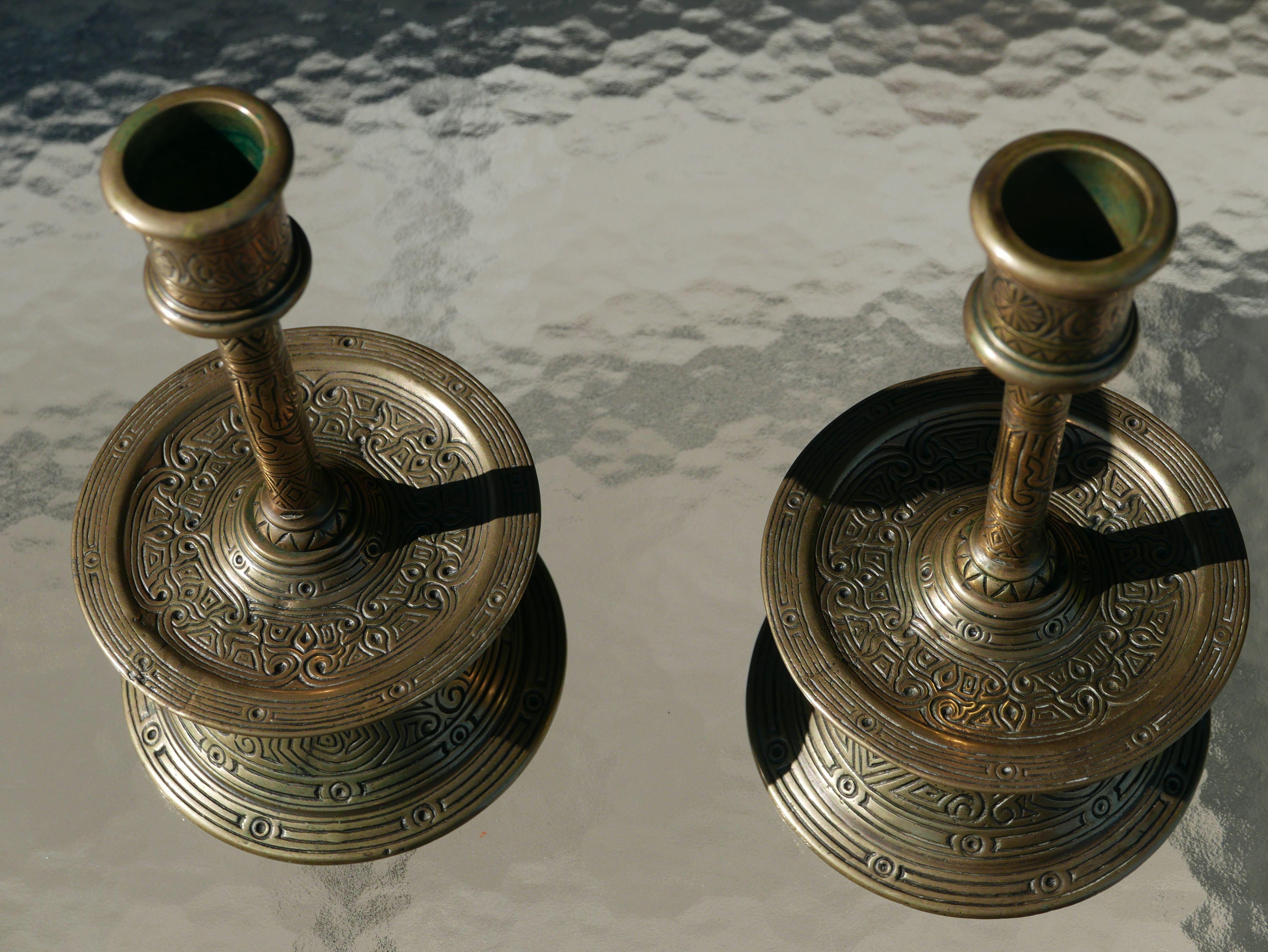 Ein Paar Ottomane-Kerzenständer aus Bronze des 17. Jahrhunderts, eingeschnitten (Türkisch) im Angebot