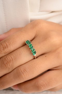 Anello a fascia minimalista Incline Marquise Emerald Half Eternity in oro bianco massiccio 14k
