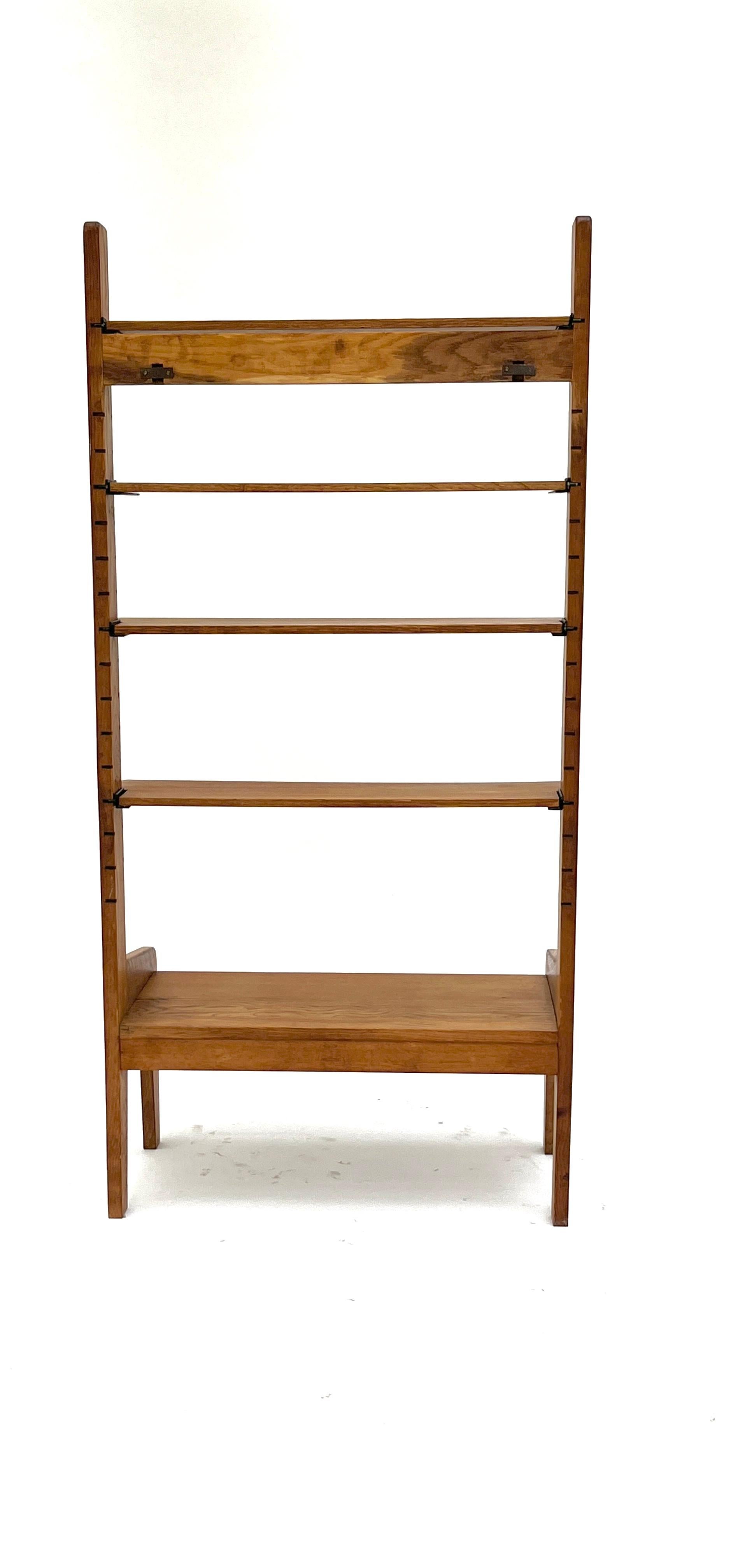 Inclined Shelf in Oak by René Jean Caillette, 1950 In Excellent Condition For Sale In PARIS, FR