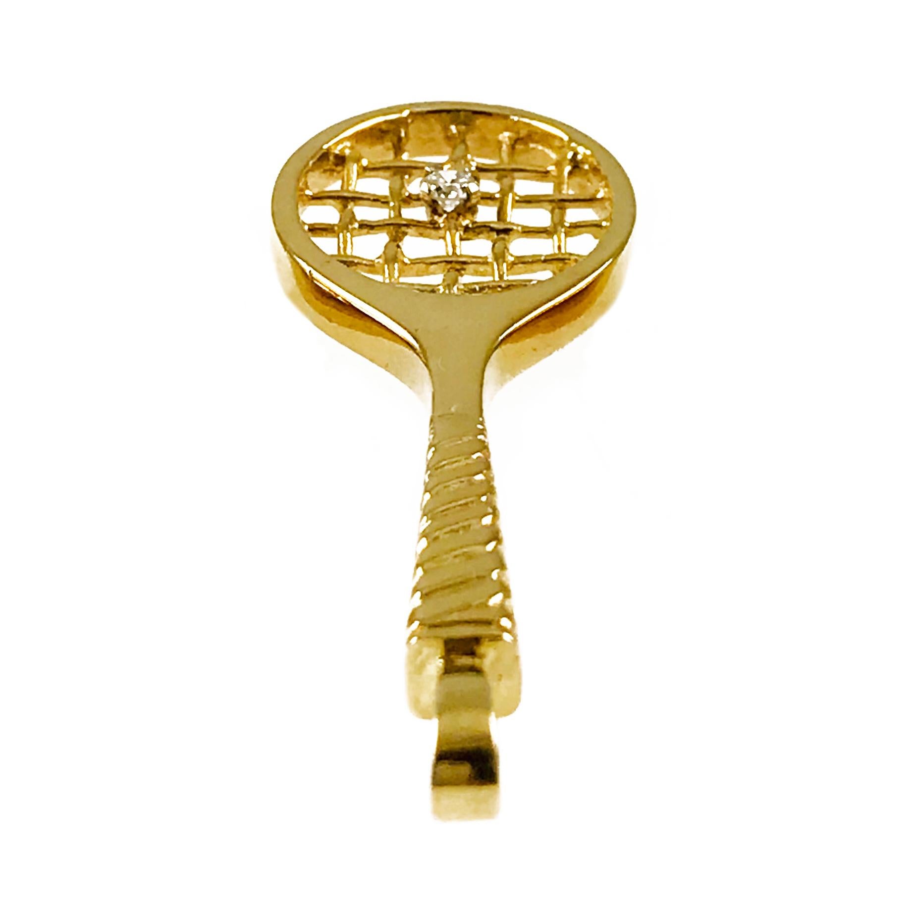 Pendentif raquette de tennis en or jaune 14 carats avec diamant Incogem. Si vous aimez le jeu, vous adorerez ce pendentif adorable. Le pendentif est méticuleusement fabriqué à la main en or jaune 14k, tant de détails dans la poignée et dans les