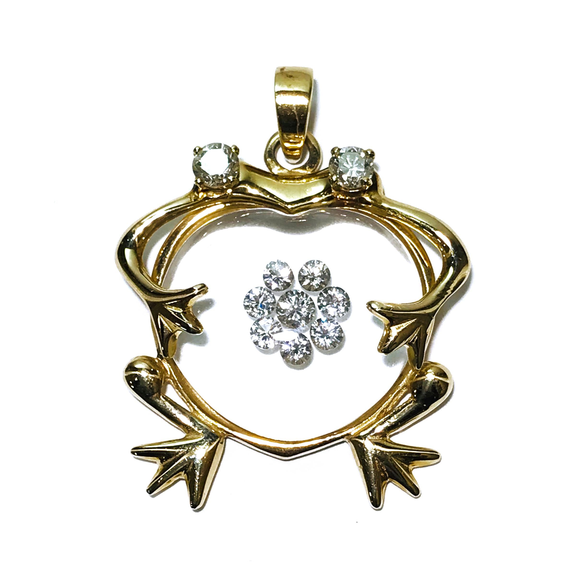 Incogem Floating Diamond Frog Pendant 14 Karat Gold. The pendant is handcrafted of recycled 14k yellow gold. The diamonds are brilliant cut, 58 facets, VS1 in clarity (G.I.A.) and G in color (G.I.A.). The diamonds floating in lucite on the frog body