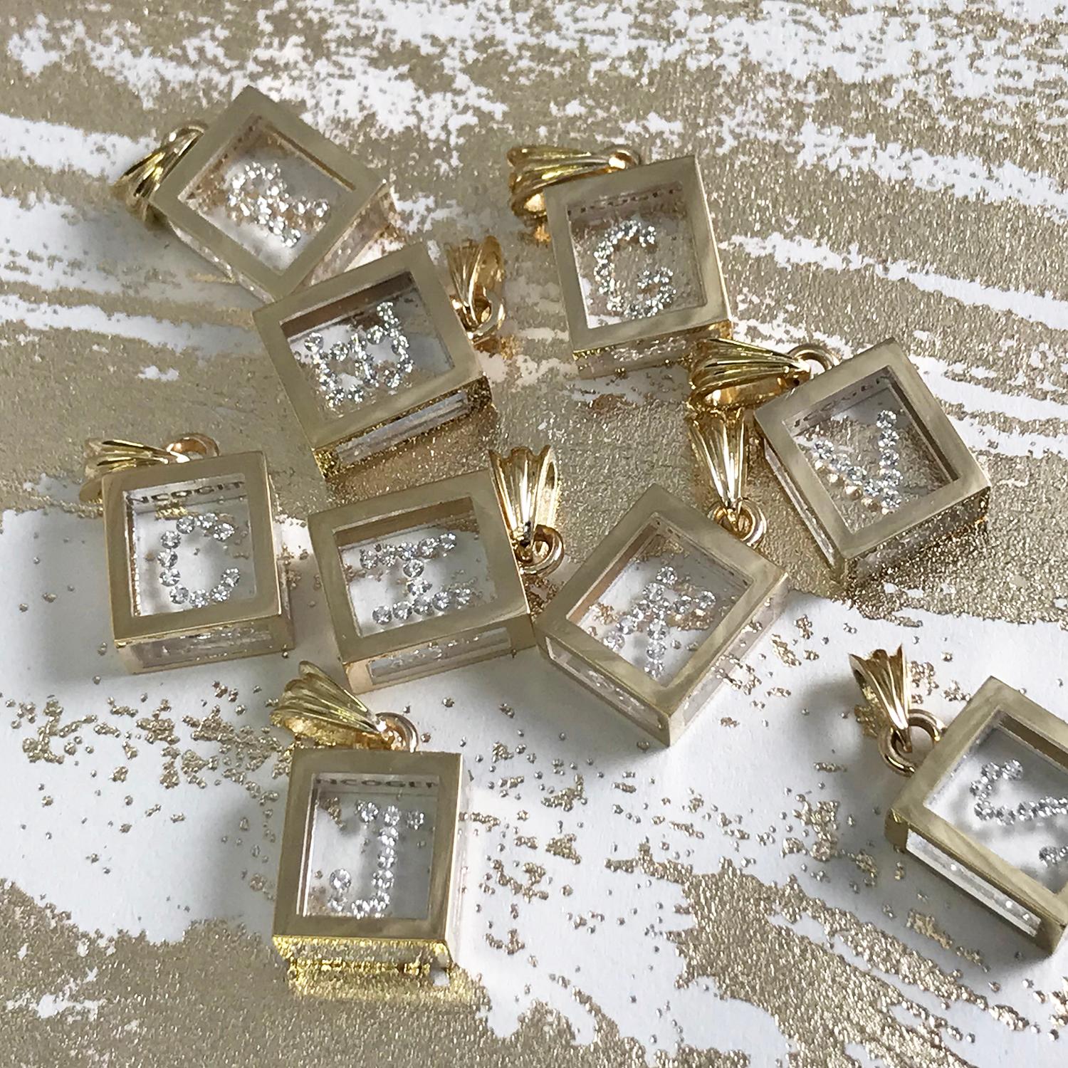 Colgante de Diamante Flotante Incogem: Oro amarillo de 14k, disponible en letras de la A a la Z. Los colgantes están hechos a mano con oro amarillo de 14 quilates reciclado. Los diamantes son de talla brillante, 58 facetas, claridad VS1 (G.I.A.) y