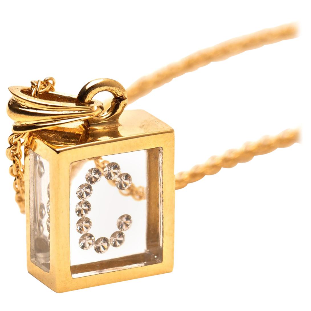 Ciondolo con diamante fluttuante di Incogem, oro giallo 14 carati, lettera "C".