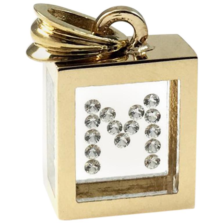 Ciondolo con diamante fluttuante di Incogem, oro giallo 14K, lettera "M" in vendita
