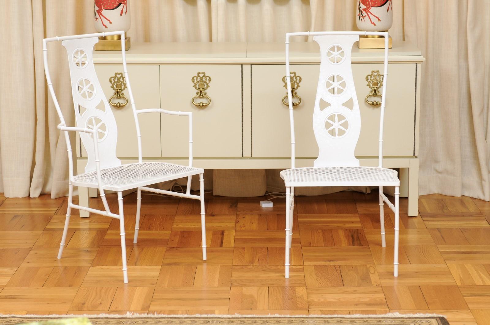Ces magnifiques chaises de salle à manger sont expédiées telles qu'elles ont été photographiées et décrites professionnellement dans le texte de l'annonce, complètement prêtes à être installées. Ce grand ensemble est unique sur le marché. Un service