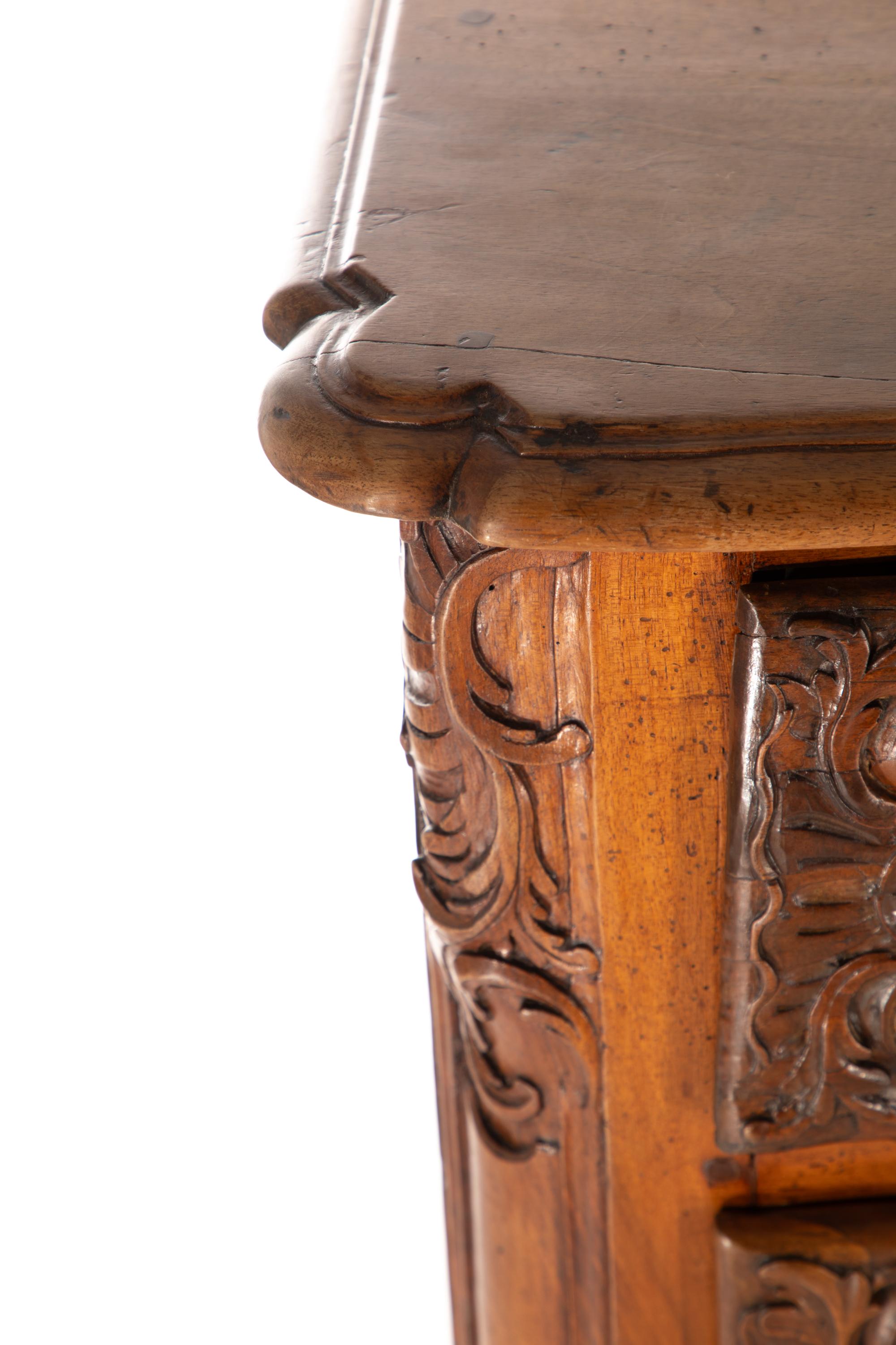  Incredibile commode francese del XVIII secolo, con ornamenti intagliati a mano e ferramenta dorata, proveniente da Jean Rey Antiques, Lione.