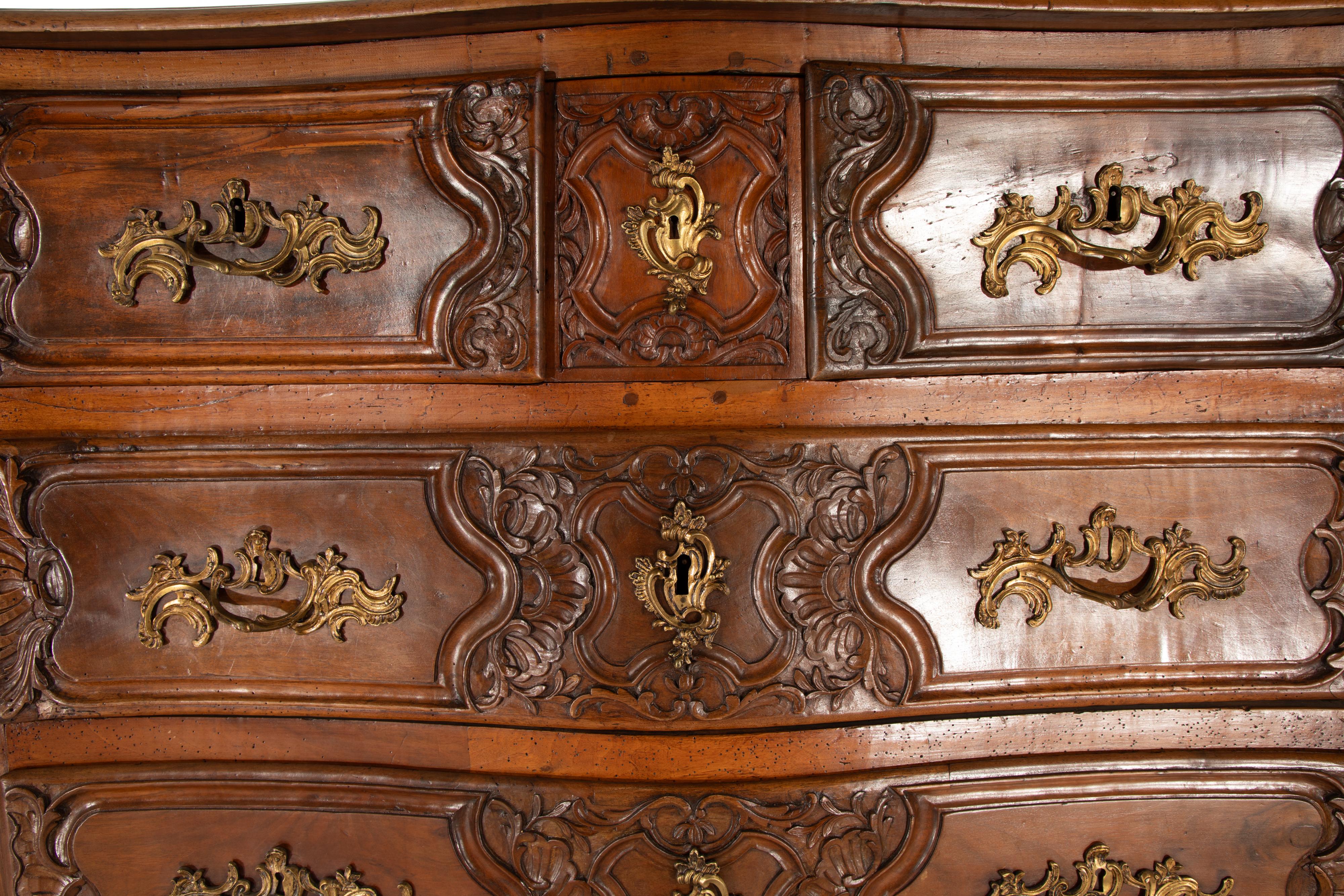 Francese Incredibile commode francese intagliata del XVIII secolo in vendita