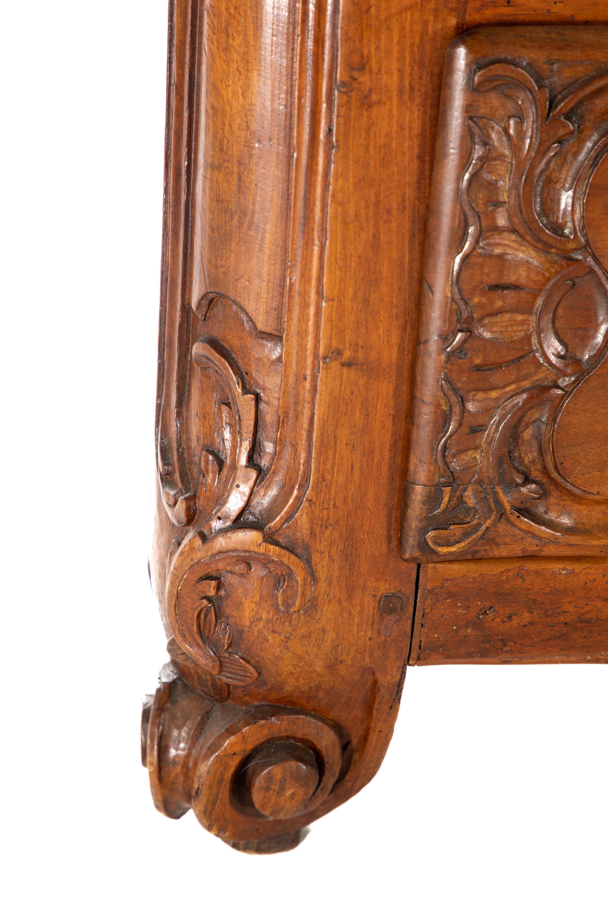 Intagliato a mano Incredibile commode francese intagliata del XVIII secolo in vendita