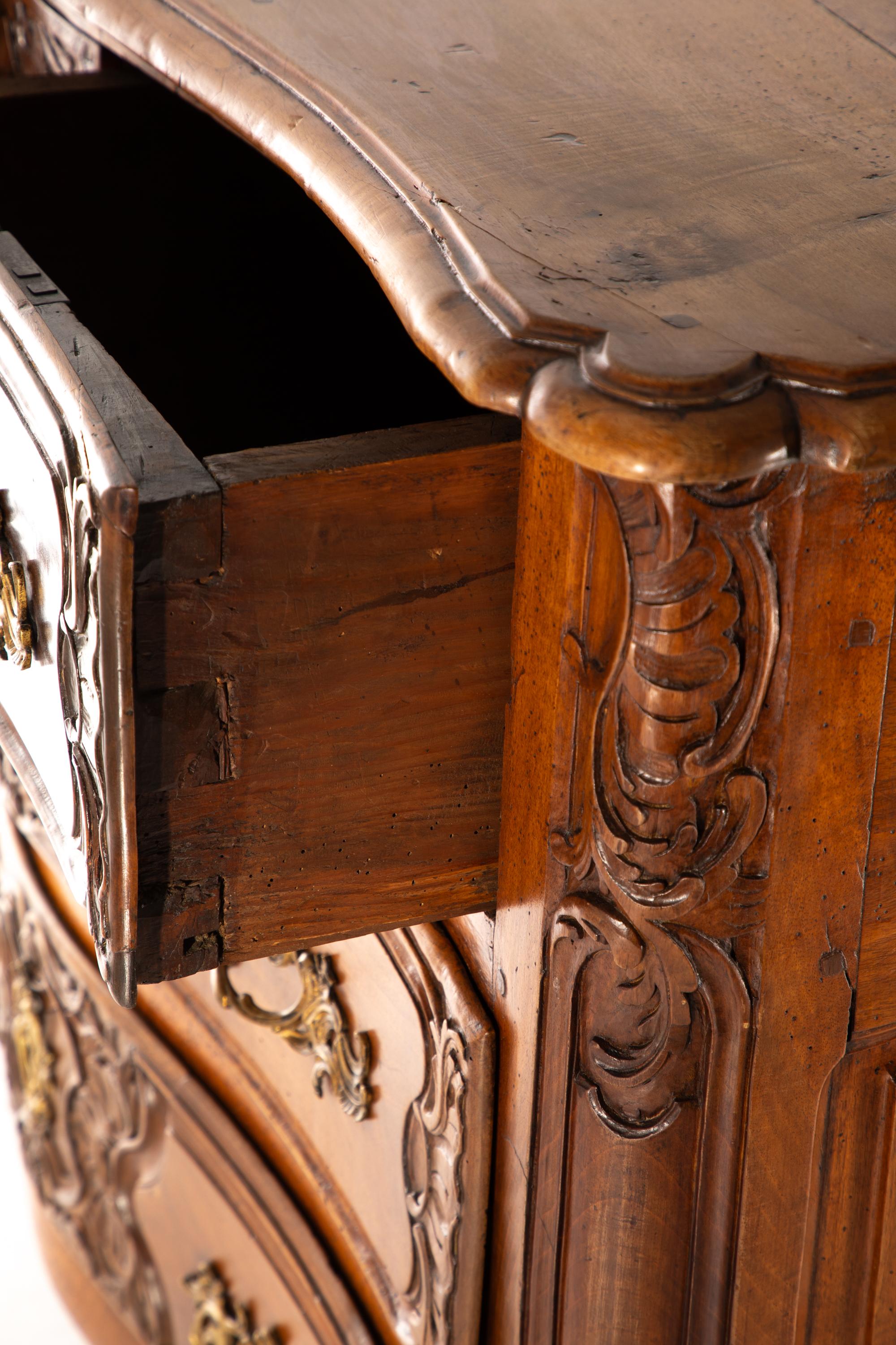 Legno Incredibile commode francese intagliata del XVIII secolo in vendita
