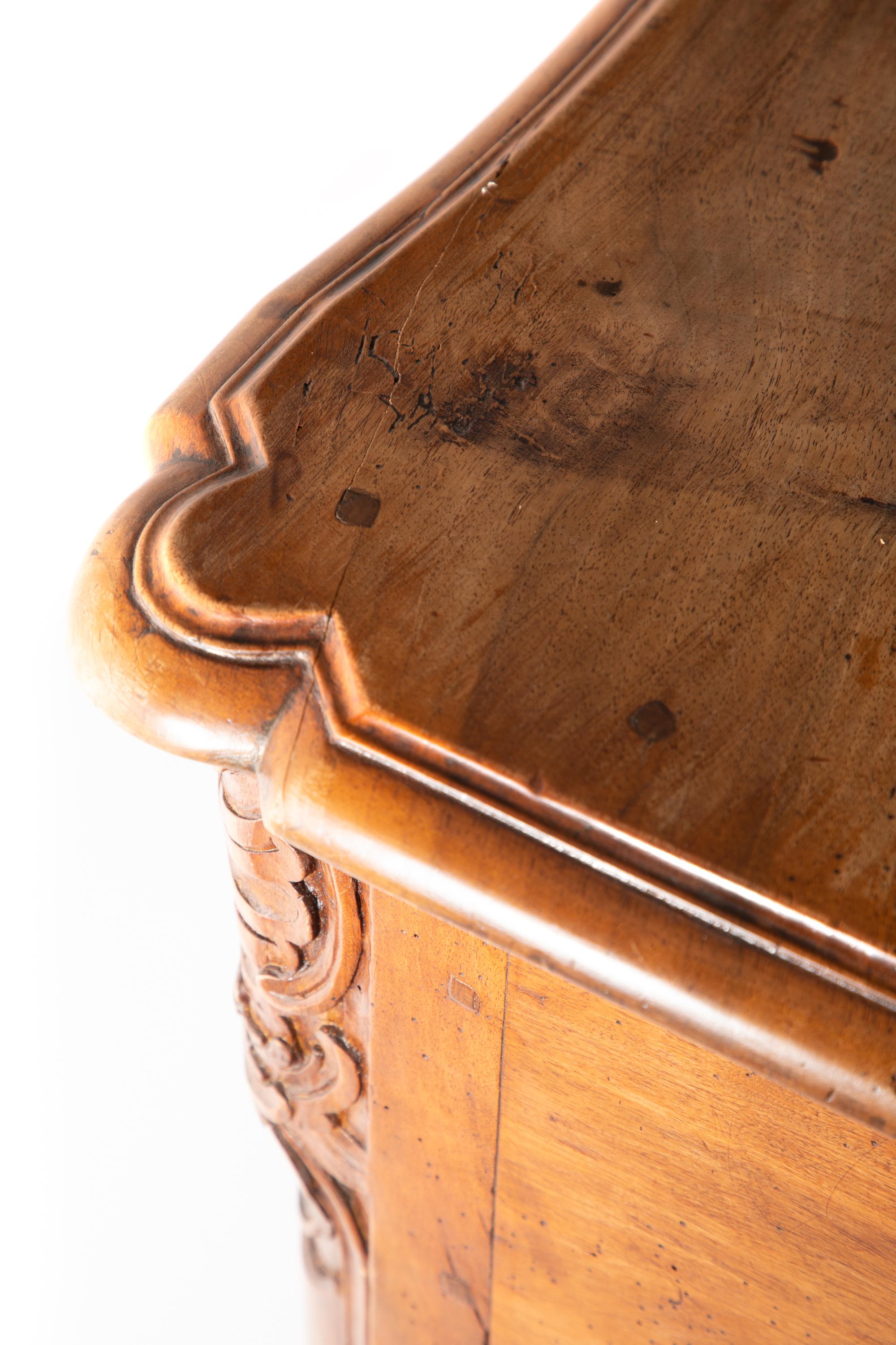 Incredibile commode francese intagliata del XVIII secolo in vendita 1