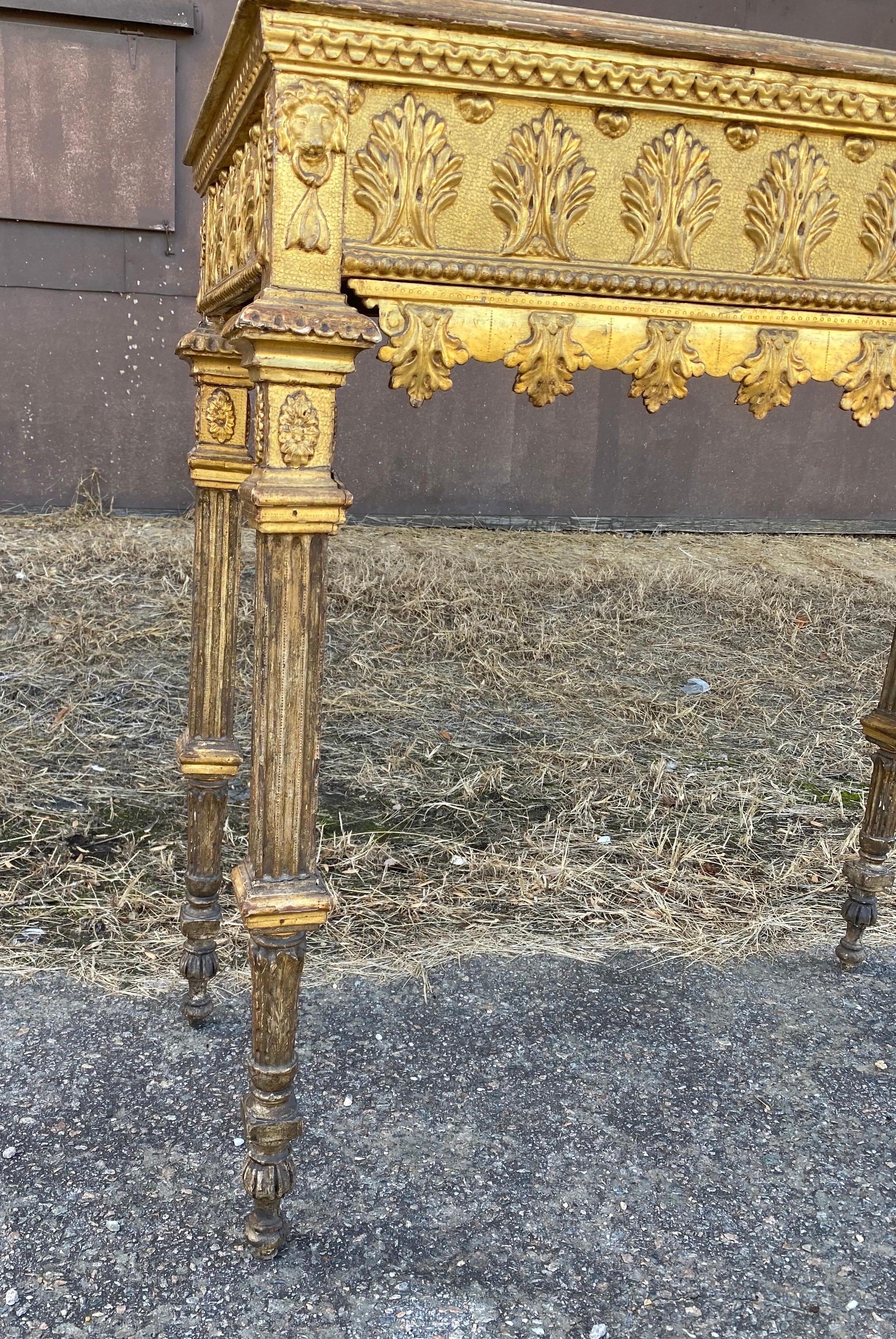 Unglaubliche italienische neoklassizistische Konsole aus vergoldetem Holz mit Marmorplatte aus dem 18. Jahrhundert (Italienisch) im Angebot