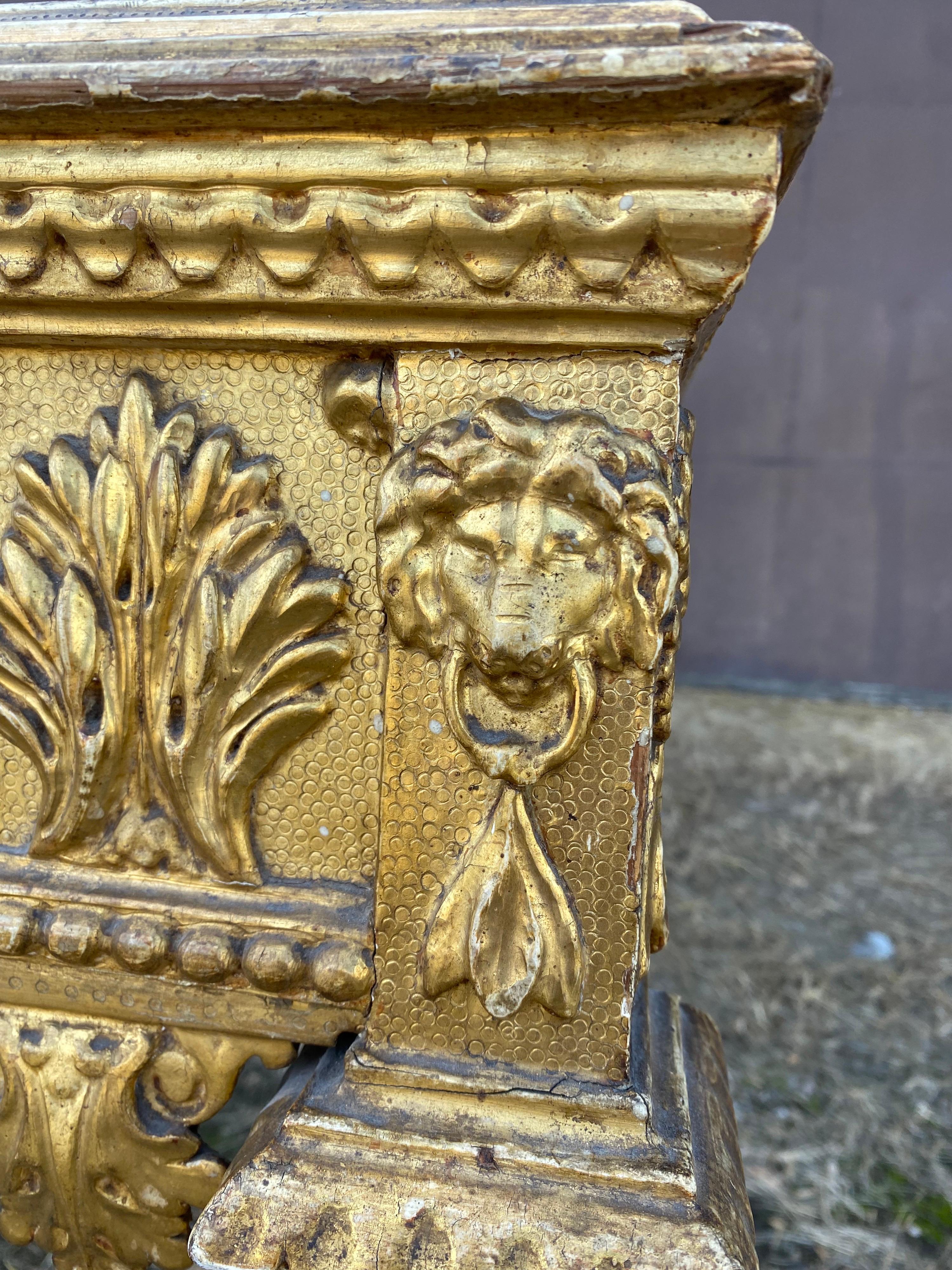 Unglaubliche italienische neoklassizistische Konsole aus vergoldetem Holz mit Marmorplatte aus dem 18. Jahrhundert im Zustand „Gut“ im Angebot in Charleston, SC