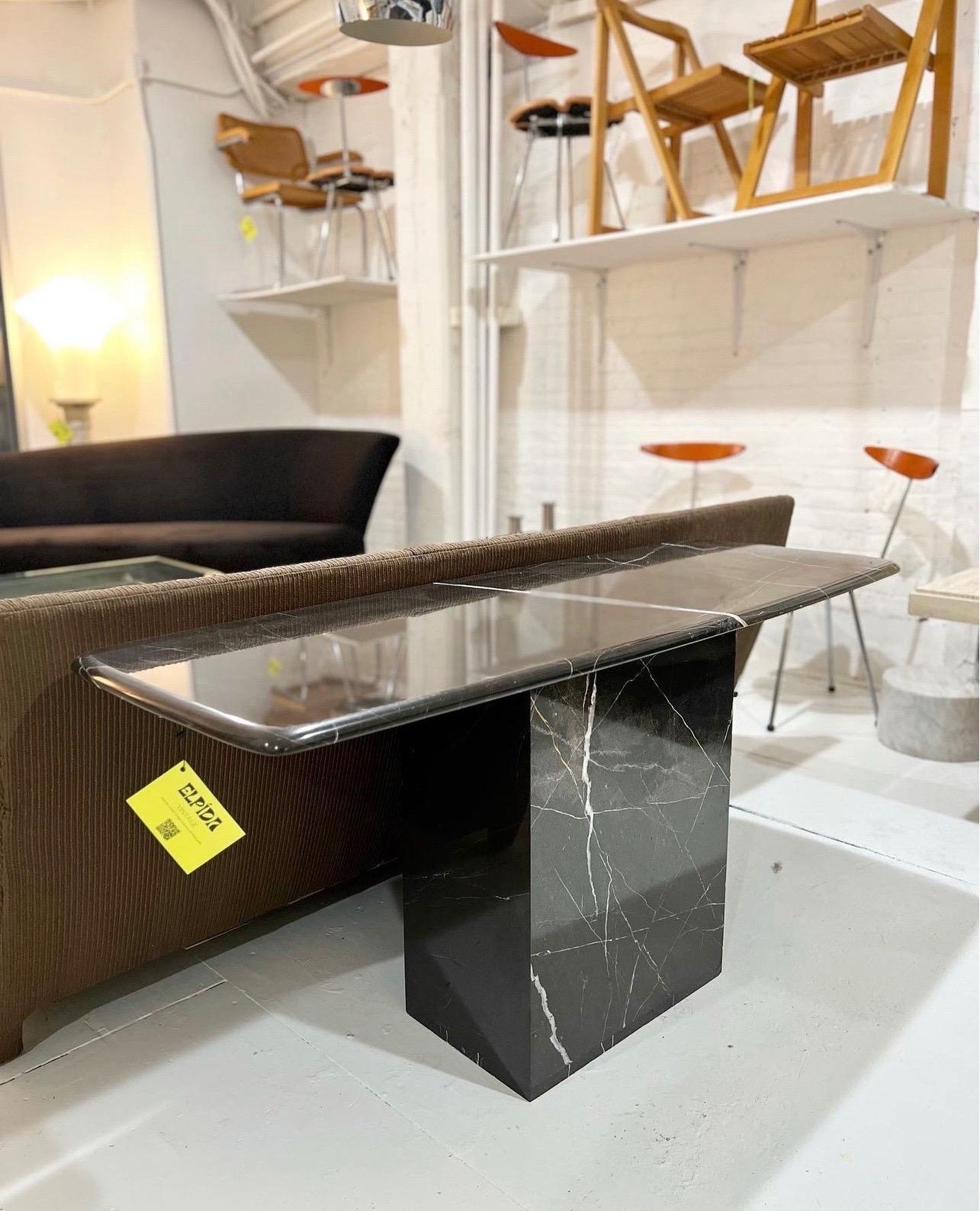 italien Incroyable table console en marbre des années 1980, fabriquée en Italie en vente