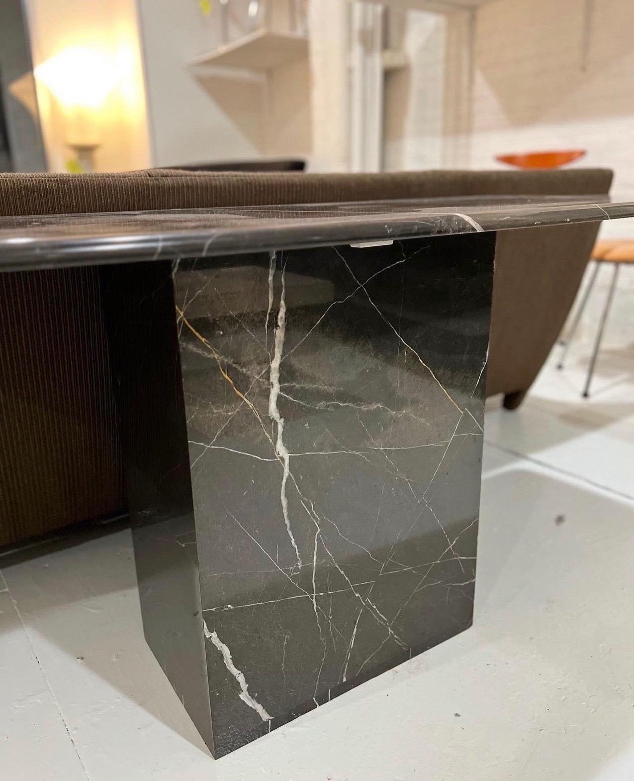 Incroyable table console en marbre des années 1980, fabriquée en Italie Bon état - En vente à Brooklyn, NY