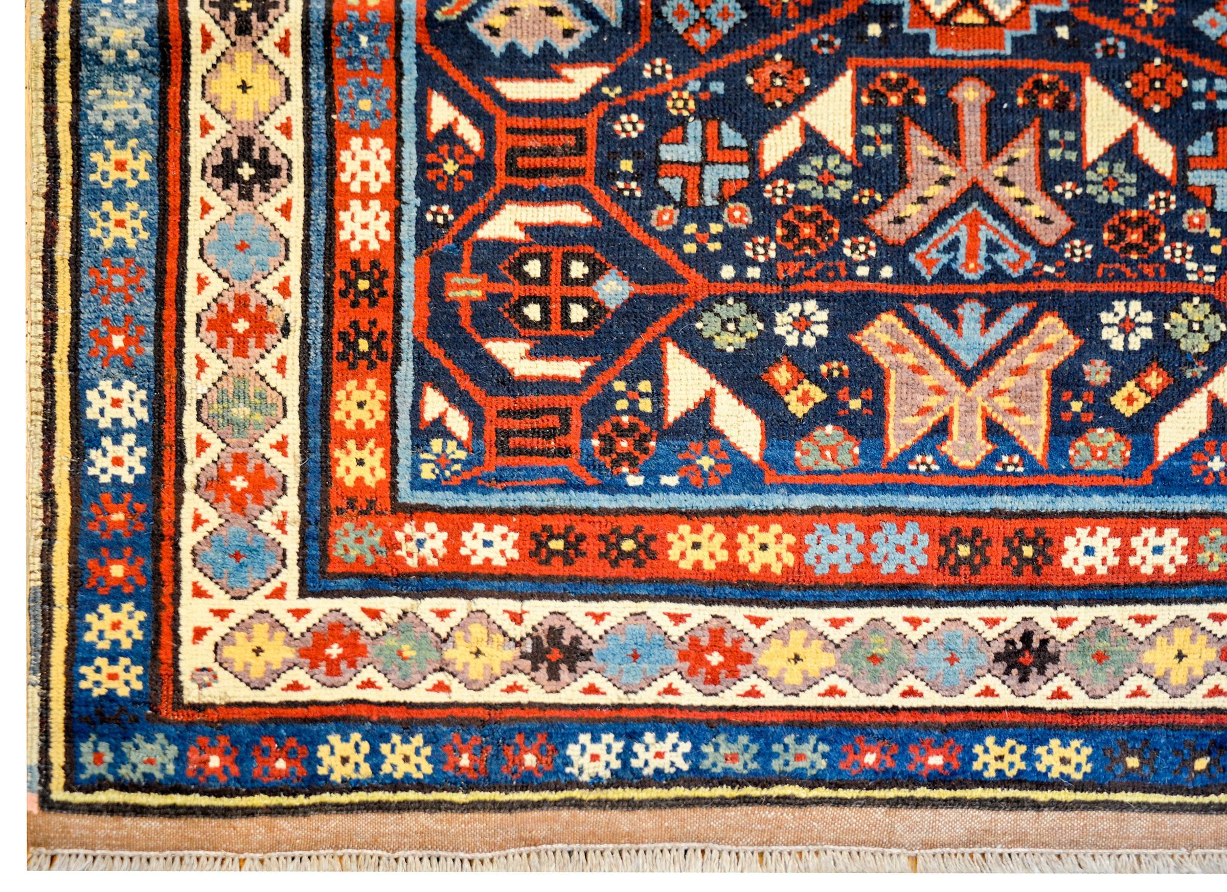Incroyable tapis Derbend d'antiquités du milieu du siècle dernier, vers 1900 Bon état - En vente à Chicago, IL