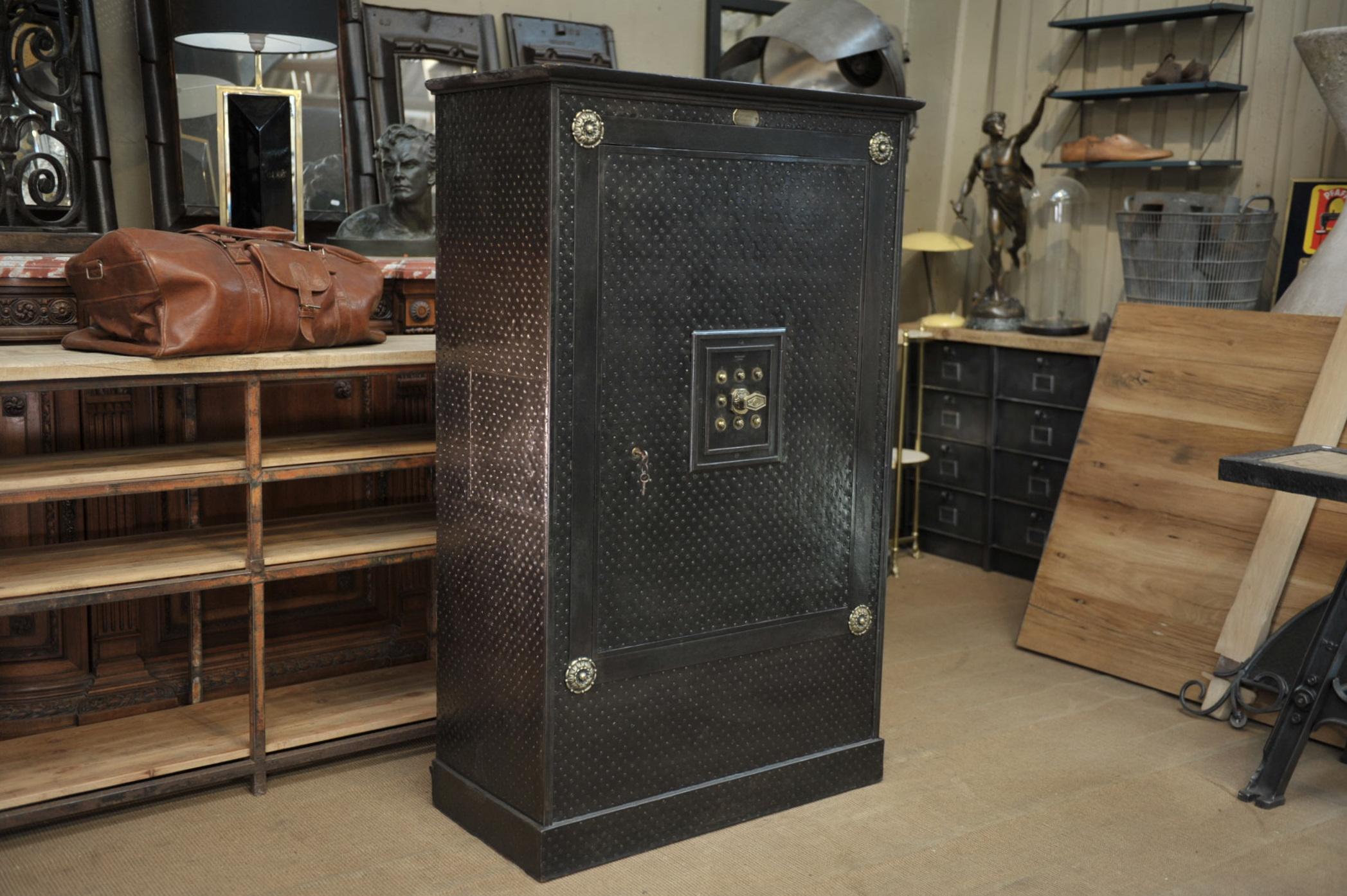Exceptional safe cabinet printed and brass tag GANGNEBIEN PARIS with original keys and code, circa late 19th century.